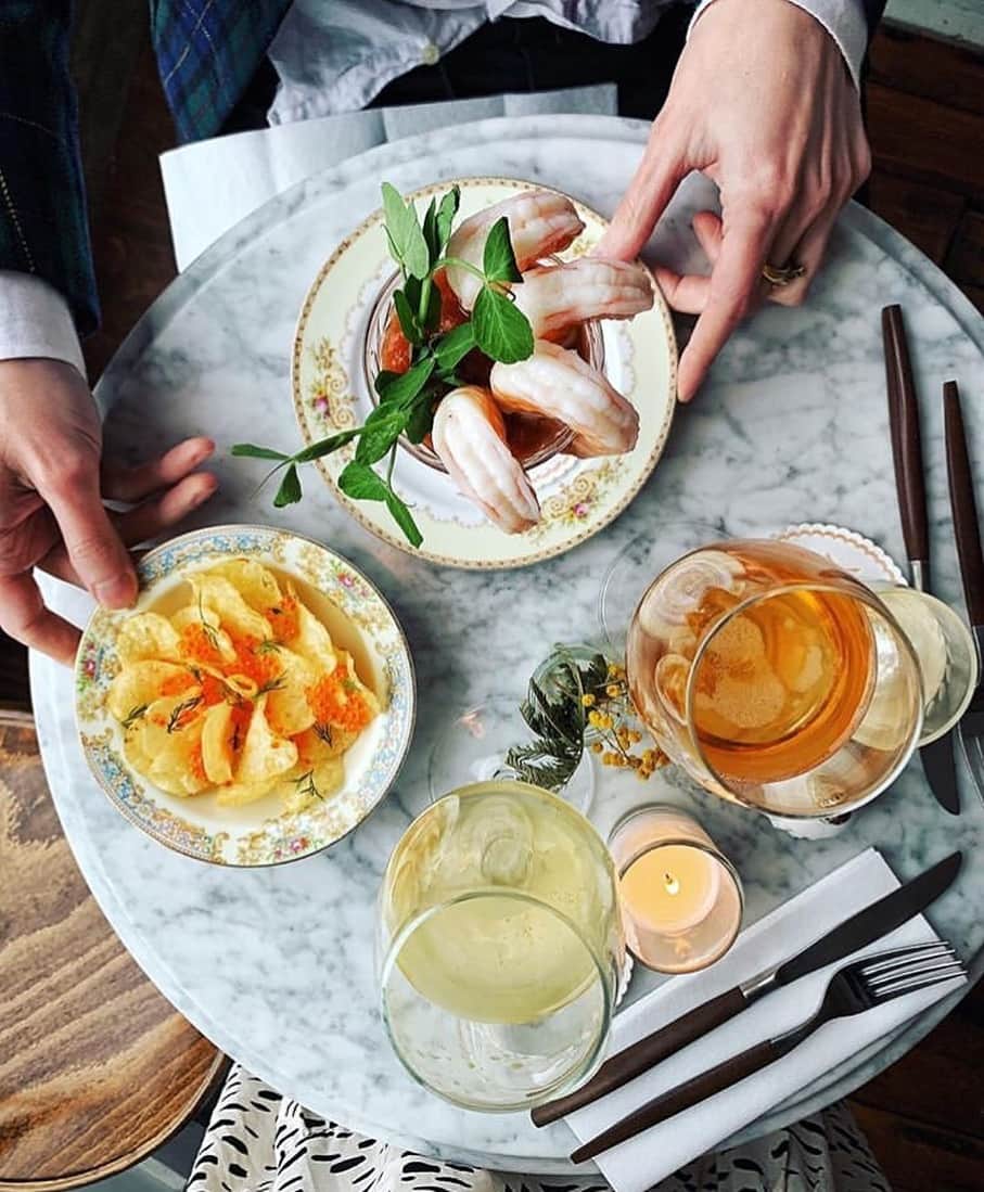Food & Wineさんのインスタグラム写真 - (Food & WineInstagram)「Trout roe “nachos” and shrimp cocktail are always a good idea. 📷: @jordanarothman」4月1日 7時51分 - foodandwine