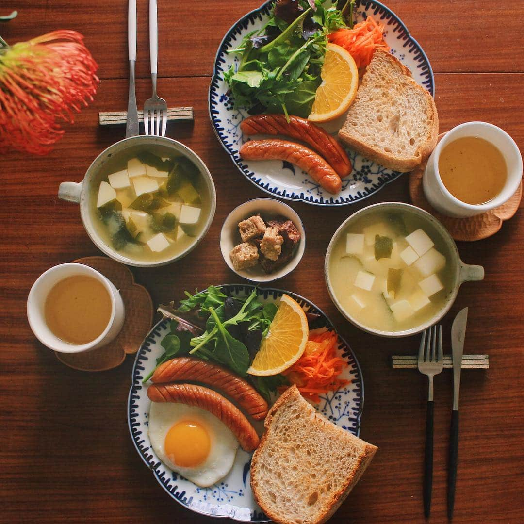 Kaori from Japanese Kitchenさんのインスタグラム写真 - (Kaori from Japanese KitchenInstagram)「2019.4.1 Mon 旅のお土産で朝昼ごはん。 ＊＊＊ Good morning! Weekend late breakfast:Toasted sour bread, miso soup(strange pairing but good), green salad w/ sliced orange, marinated carrots and orange, grilled sausages, sunny side up egg for him, and sweet rusk as a dessert. ・ 久々の洋風でおはようございます。 出かけてて間が空いちゃいました。 長野と沖縄で買ってきたものを集めた朝昼ごはん。 沖縄で卵を食べ過ぎたので私は卵抜き。 カンパーニュはわざわざ( @wazawazapan )のです。 初めて実店舗へ行けて嬉しかったなぁ。 ソーセージと真ん中の黒糖ラスクは沖縄土産。 洋風なのにお味噌汁が飲みたくなって しれっとお味噌汁を作りました。 パンにお味噌汁って意外とアリ。 ごちそうさまでした。 ・ 📝薬膳走り書きはお休みです📝 ・ 【おしながき】 わざわざのカンパーニュ わかめと豆腐のお味噌汁 目玉焼き あぐー豚のソーセージ ベビーリーフのサラダ はっさくと人参のラペ たそかれ珈琲の黒糖ラスク ・ 沖縄旅行で色々おススメを教えてくれた方々、本当にありがとうございました。ガイドブックは読んでいたけど頭に入って来ず、結局離陸前までノープランだったところ助かりました…泣 今回教えてもらった所と去年教えてもらって行けなかった所へ行ってきました。なにげに初の一人運転。ついにペーパードライバーを卒業。長かった…笑 途中、宿で知り合った子と一緒に観光したりと、久々のひとり旅は楽しく終了しました。全てに感謝。 教えてくださった沖縄情報と旅の記録は忘れないようにハイライト保存したので、沖縄へ行かれる方やお時間ある方はプロフからご覧ください◎ そして今日から2ヶ月半ぶりに仕事復帰です。早く寝るはずがF1中継を観たせいで寝不足。定時までデスクに座り続けることはできるのやら…まずは通勤ラッシュとの戦いからスタートです。 今日も良い一日を☺︎ ・ #japanesefood #japanesecuisine #breakfast #おうちごはんlover #朝ごはん #おうちごはん #早餐 #아침밥 #自炊 #薬膳 #うつわ #フーディーテーブル #和食器 #朝食 #清岡幸道 #ワンプレート #たなかふみえ #タベリー #高塚和則 #クチポール #cutipol #japonais」4月1日 8時02分 - coco_kontasu