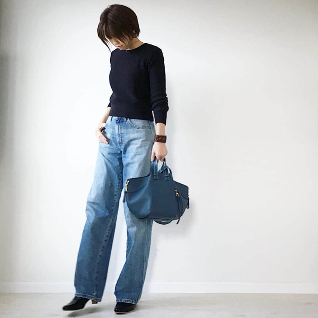 のインスタグラム：「#coordinate * * * そろそろ綿ニットでも良い季節がやってきて嬉しい限り😊 このニットもコットン100%で着心地いいんだけど、着丈がめっちゃ短いのでハイウエストボトムス限定となってしまってる…😓 * * * 今日から４月🌸 いよいよ新元号が発表される🇯🇵 * * * Instagramをアップデートしたら、再びアップする画像がピンボケみたいにボヤけて画質が悪くなってる…もうホントにこれイヤなんだけど。 * * * #いつコ #いつかのコーデ  #大人カジュアル #カジュアルコーデ #ママカジュアル #ママコーデ #ユニクロデニム族 #ユニクロユー #uniqlou #ユニジョ #heritanovum  #reedit_ootd  #プチプラコーデ #プチプラファッション #kaumo_fashion #locari #ponte_fashion #mamagirl #mineby3mootd #ママスタ春コーデ  #アラフォーママ #アラフォーコーデ #kalie公式アンバサダー #kalie」