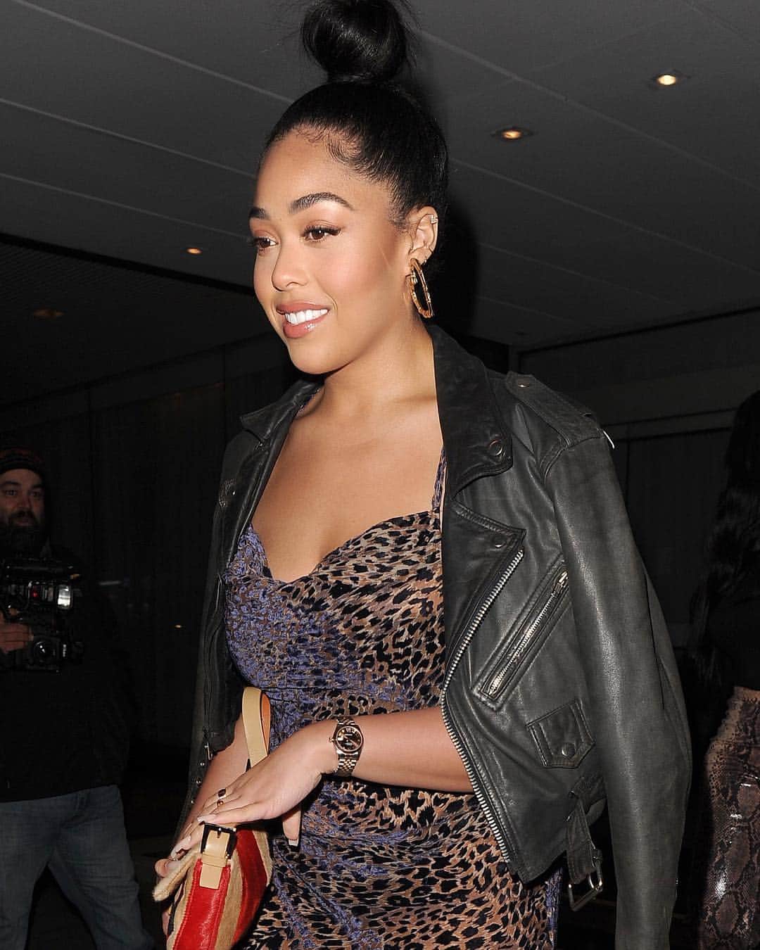 Just Jaredさんのインスタグラム写真 - (Just JaredInstagram)「@jordynwoods is all smiles while going out for a birthday dinner for mom @elizabethwoods. #JordynWoods #ElizabethWoods Photos: WENN」4月1日 8時05分 - justjared