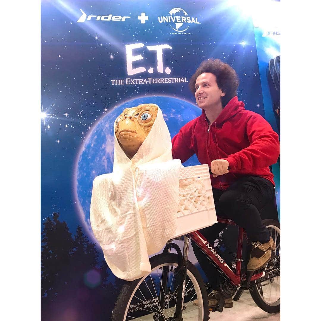 ジョシュ・サスマンさんのインスタグラム写真 - (ジョシュ・サスマンInstagram)「What WONDERcon meant to me! (with each pic a new letter of the alphabet to learn)... *W* is for Wow! I was a #rider on Elliot’s bike and flew E.T. #riderwondercon 🚲 *O* is for OMG! It’s #StarVsTheForcesOfEvil creator & Outstanding human @DaronNefcy! 💫 *N* is for No Way! It’s the Nicest person ever, @GraceRandolphbtt! 🎞 *D* is for Dvd enthusiast and all-around cool dude, @CoolDuder! 📀 *E* is for Endor! And it looks like it might be the End for me! 🌲 *R* is for RIP, @TheRealStanLee. 🙏 #Wondercon #Wondercon2019 #ET #DaronNefcy #GraceRandolph #Endor #StarWars #ReturnOfTheJedi #StanLee #Cosplayers #Cosplay」4月1日 8時06分 - mrjoshsussman