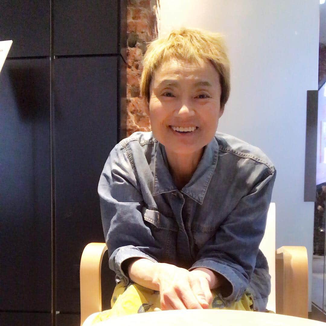 魔女菅原さんのインスタグラム写真 - (魔女菅原Instagram)「アルヴァアアルト展は会場にいるだけで心も体もマッサージされるようでした。会場の帰りに受付スペースの椅子で。  #alvaraaltosecondnature #aaltointokyo  #東京ステーションギャラリー #アルヴァアアルトもうひとつの自然」4月1日 8時10分 - hatsuyosugawara