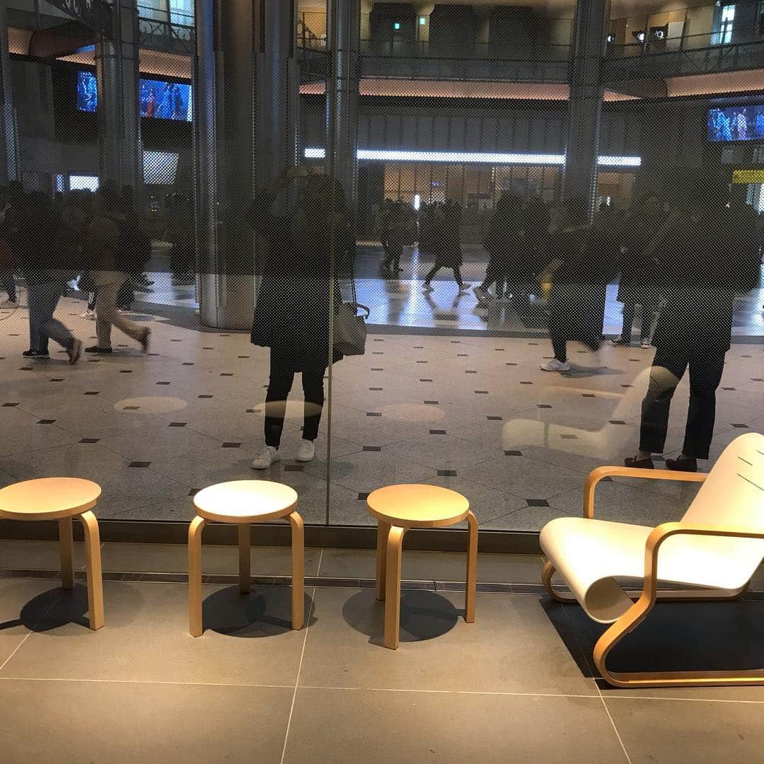 魔女菅原さんのインスタグラム写真 - (魔女菅原Instagram)「アルヴァアアルト展は会場にいるだけで心も体もマッサージされるようでした。会場の帰りに受付スペースの椅子で。  #alvaraaltosecondnature #aaltointokyo  #東京ステーションギャラリー #アルヴァアアルトもうひとつの自然」4月1日 8時10分 - hatsuyosugawara