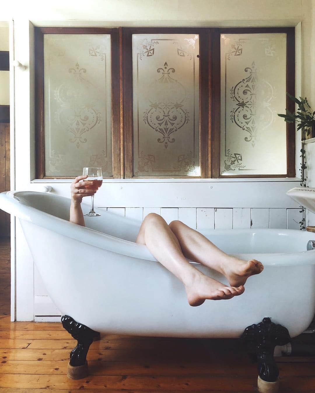 ELLE Magazineさんのインスタグラム写真 - (ELLE MagazineInstagram)「Live from my bathtub, it’s Sunday night! 🍷🛁 #regram @me_and_orla」4月1日 8時21分 - elleusa