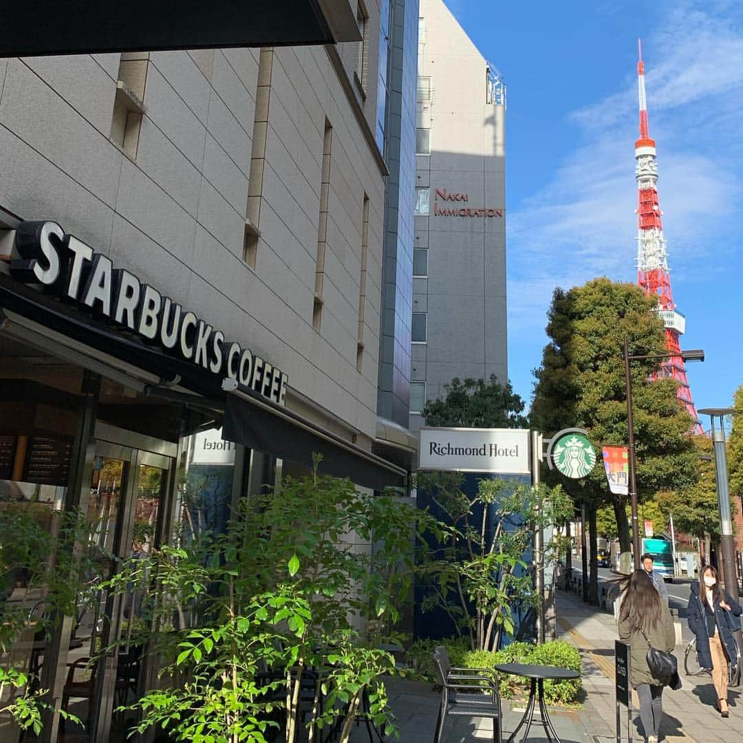 くろさんのインスタグラム写真 - (くろInstagram)「🗼🌸たわ！ #🗼 #tokyotower #東京タワー #芝公園 #増上寺 #zojoji #shibapark #cherryblossom #桜と東京タワー #東京タワーと桜 #tokyo_instagram #blueskyblue #doubletalllatte #starbuckscoffee #starbucks #tokyotower #スタバ #スターバックス #スターバックスコーヒー #東京タワーの見えるスタバ #東京タワーの見えるお店 #芝大門店 #スターバックスコーヒー芝大門店」4月1日 8時24分 - m6bmw