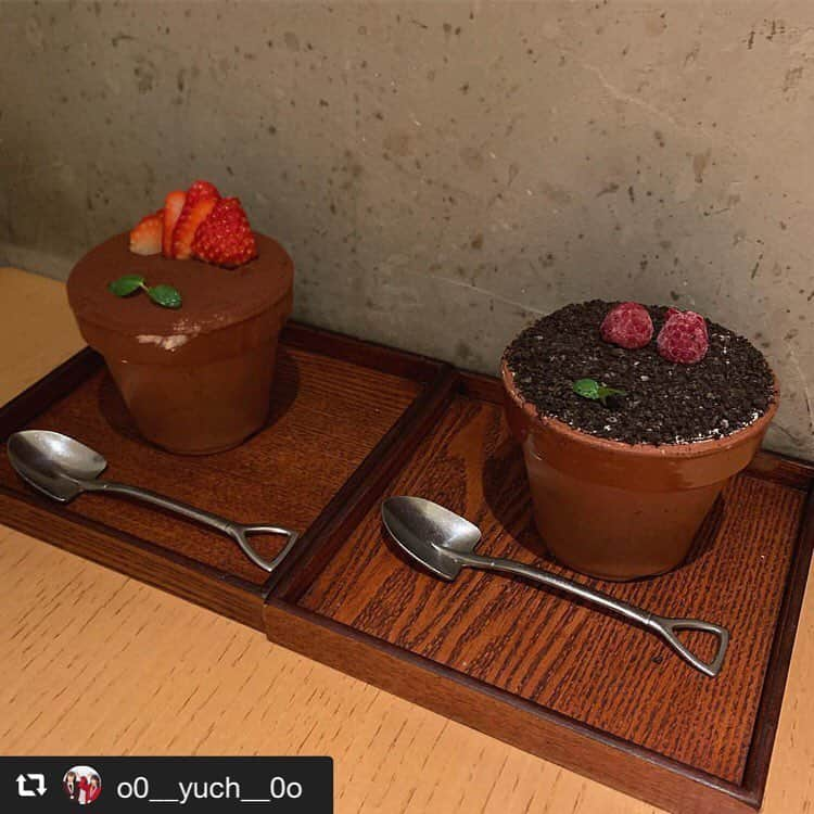 ハレノヒのインスタグラム：「#repost @o0__yuch__0o via @PhotoAroundApp 🤤♡ 植木鉢みたいなケーキ！ 幸せ #ハレノヒ #ハレノヒカフェ #新宿 #新宿グルメ #植木鉢ケーキ @o0__yuch__0o様 ご来店ありがとうございます😊お写真も嬉しいです♪ #かわいい#ケーキ#ここでしか食べられない#スイーツ#フラワーポット#flowerpot#cafe#cute#harenohi#shinjuku#sweets」