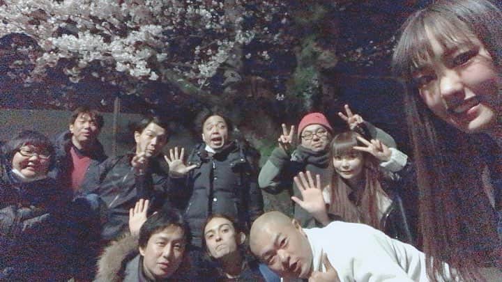飯窪春菜のインスタグラム：「昨夜ポケんちの皆さんとお花見しました〜☺️🌸🌸 ポケんちスタッフさん、 中川翔子さん、サンシャイン池崎さん、ハライチ岩井さん、あばれる君さん、小池美由さん、メイプル超合金安藤なつさん、栗原類くん💨 大人数でお花見するだなんて初めてだあ〜〜🥰🥰🥰 #お花見  #桜  #ポケんち  #ポケモンの家あつまる」
