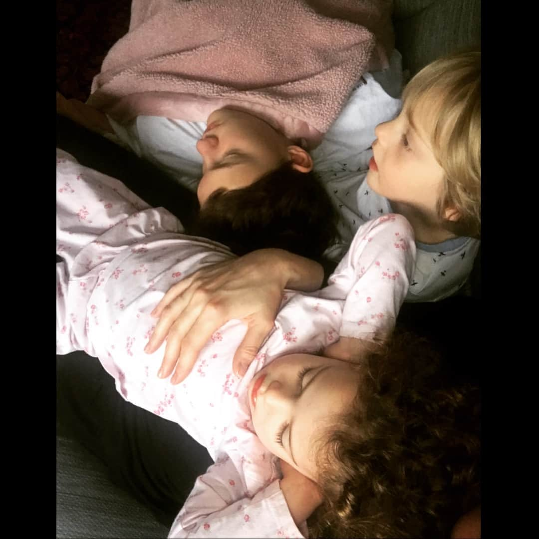 リヴ・タイラーさんのインスタグラム写真 - (リヴ・タイラーInstagram)「💗Sunday morning snuggles 💗🙏🏻🥰」4月1日 8時36分 - misslivalittle