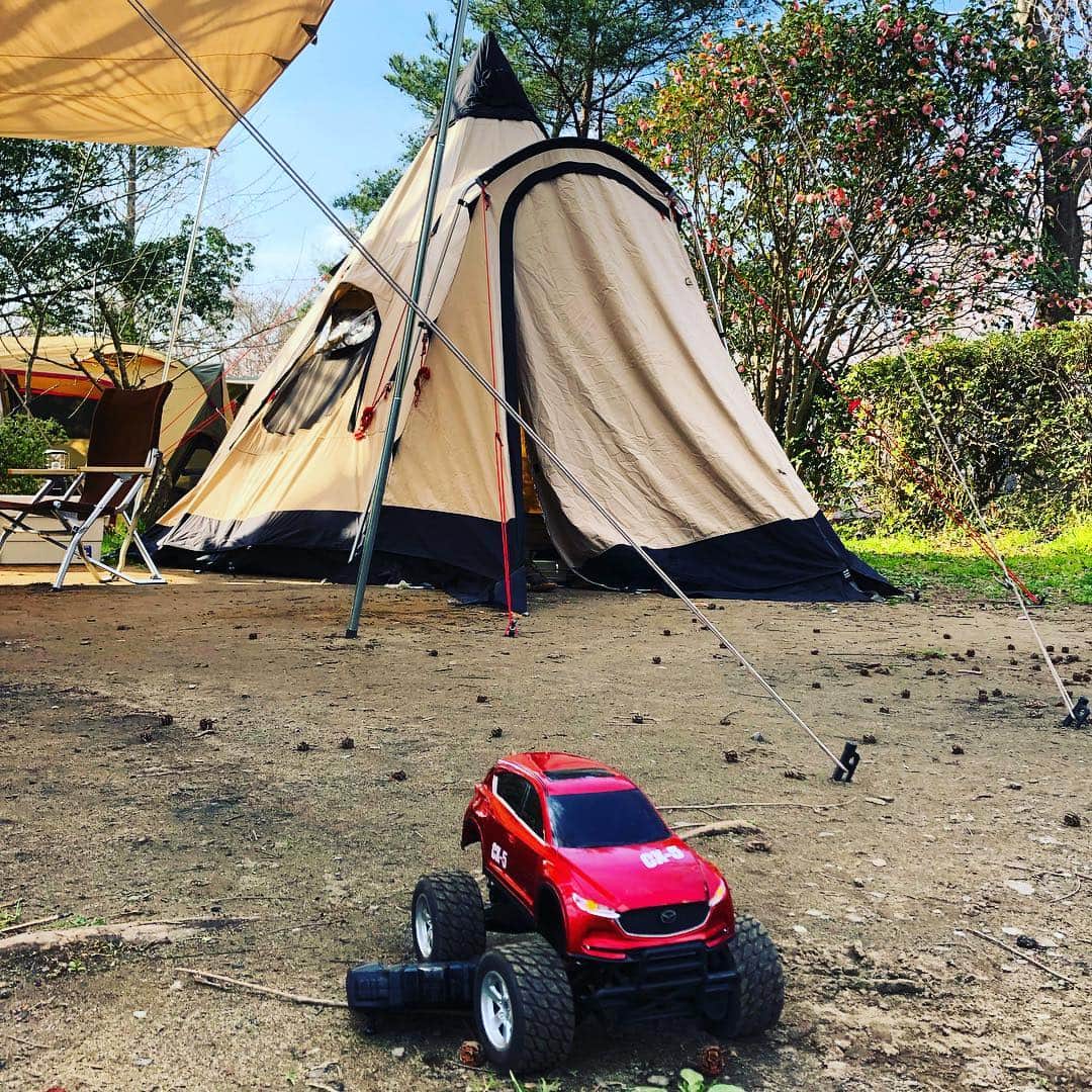 井澤惇のインスタグラム：「桜の見えるマイ別荘に新車のマイカーをピットイン。  #インディーズセレブレティ」