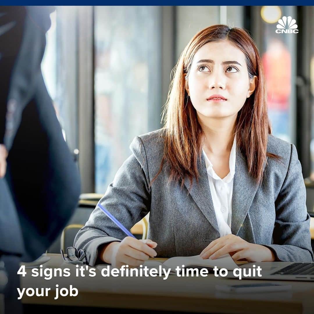 CNBCさんのインスタグラム写真 - (CNBCInstagram)「With @CNBCMakeIt: Leaving your job is a huge decision. But staying in a job that's getting you nowhere can have a lasting negative impact on your career.⁣ ⁣ There are 4 signs that will let you know when it’s time to make your exit, says bestselling management author and CNBC contributor Suzy Welch.⁣ ⁣ Sign No. 1? You’re out of opportunities to grow. Maybe "there's someone above you who's never going to leave the organization,” Welch says.⁣ ⁣ To ready the rest of Welch’s hints it’s time to go, visit the link in bio.⁣ ⁣ ⁣ *⁣ *⁣ *⁣ *⁣ *⁣ *⁣ *⁣ *⁣ ⁣ #makeit #cnbcmakeit #suzywelch #hr #humanresources #hiring #careers #quit #jobs #business #businessnews #cnbc⁣」4月1日 8時40分 - cnbc