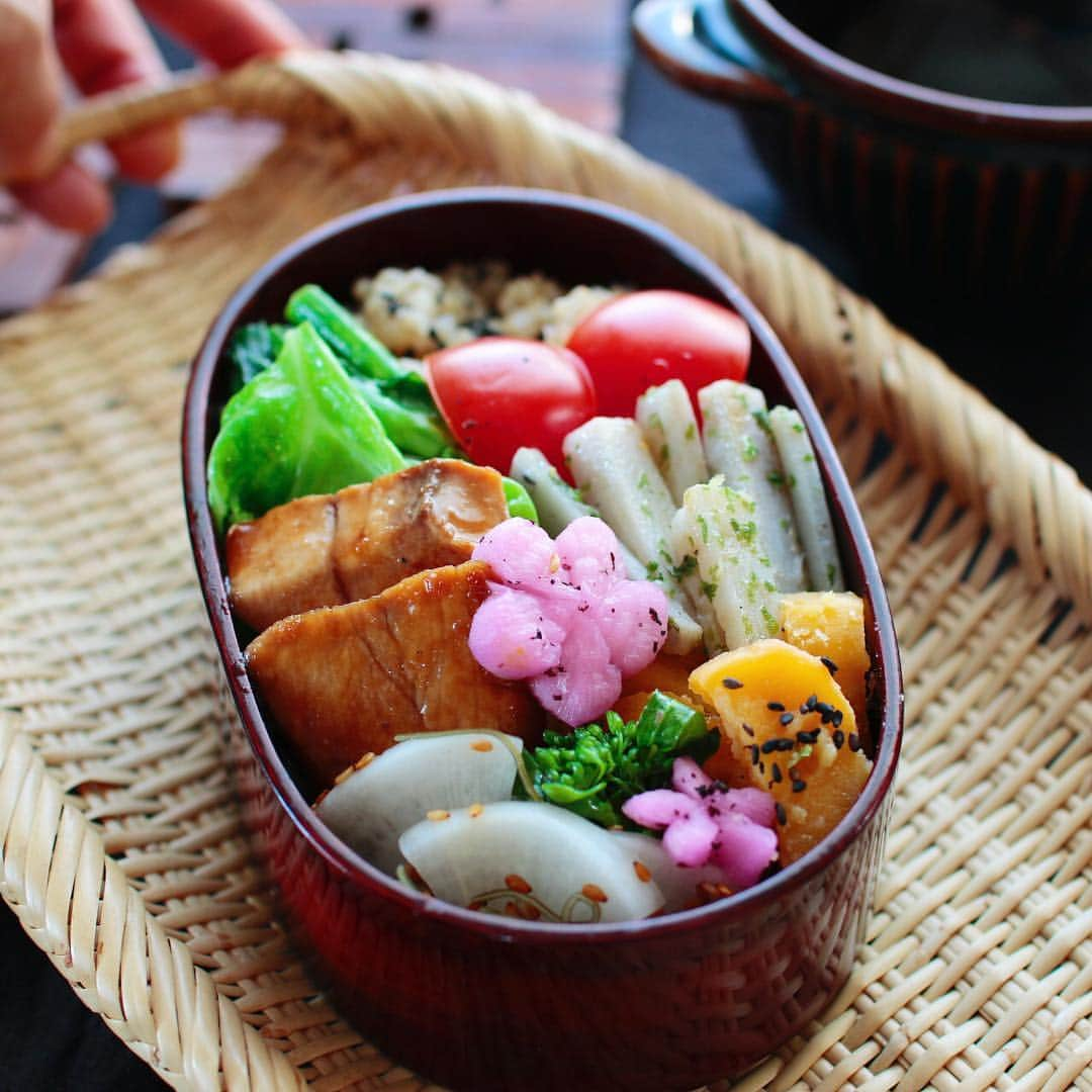 maiさんのインスタグラム写真 - (maiInstagram)「2019年4月1日 . 🎶ワラサの照り焼き弁当🎶 . ワラサのお刺身用サクでしたが、かなりブリに近い脂ののった身でした。むしろ脂の感じが若々しくて冷めても美味しいな(一切れつまみつつ)😋 . 今朝は9時からレッスンのご予約受付です。 その後お出かけしちゃうけど新元号の発表がありますね。  予想された中では「永和」とか「立成」とかがすっと馴染んで良いな、と思いましたが、TVなどで予想されてしまったものは避けられるようですね😅 . . #お弁当 #常備菜弁当 #常備菜 #わっぱ #駿河塗り #駿河漆器 #お弁当作り #クッキングラム #暮らしを楽しむ #暮らし #つくば #obento #instagramjapan #wappa #japanesefood #washoku #bento #lunchbox  #foodkurashiru #foodstagram」4月1日 8時41分 - michoumama