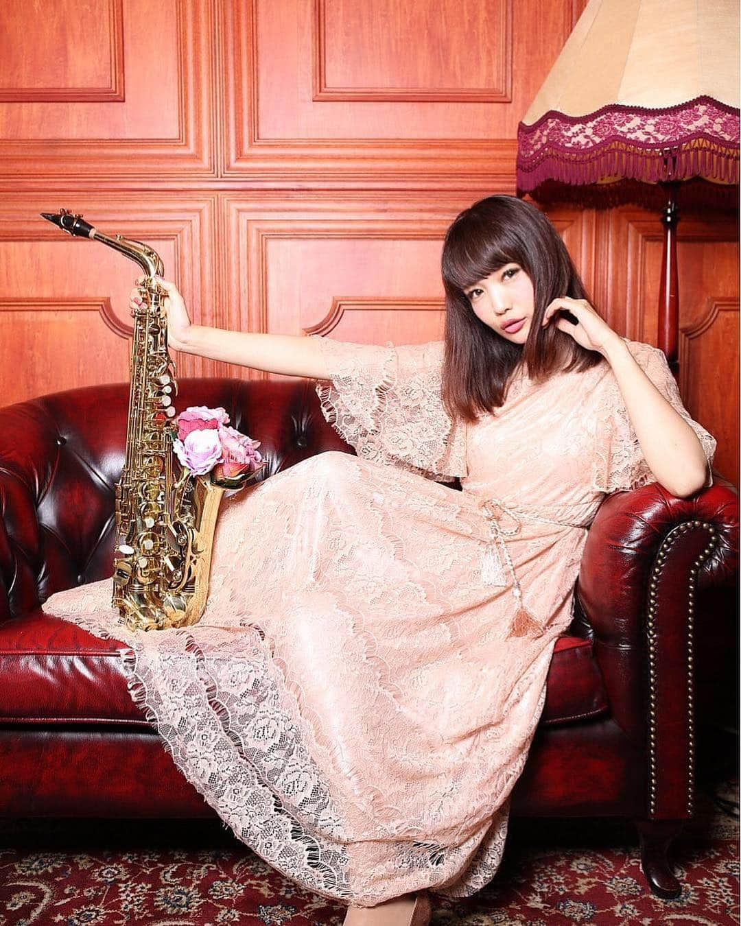 浅井麻里さんのインスタグラム写真 - (浅井麻里Instagram)「🎷🎼﻿ ﻿ サックスプレイヤーの妹に弟子入りして、﻿ わたしもサックスプレイヤーとして﻿ デビューすることが決定しました！💕🙋‍♀️﻿ ﻿ ﻿ ﻿ …はい、エイプリルフールー！！﻿ ﻿ 多分騙された人はいないと思うけど🤣﻿ 妹がサックスプレイヤーなのはほんと！🎷（笑）﻿ ﻿ ﻿ この写真は、﻿ 妹のソロリサイタルのチラシ撮影の時に﻿ おまけで撮ってもらったオフショット📸💕﻿ ﻿ 妹の撮影の合間に、﻿ たしかシャッター時間30秒くらいで（笑）﻿ パシャパシャ撮ってもらったやつ❤️﻿ おなじみ沖浜さんとわたしとの撮影ならでは✨😋﻿ ﻿ ﻿ ﻿ 4月スタート！新年度も楽しんでこ🎵🎵﻿ ﻿ ﻿ ﻿ #エイプリルフール用に撮ったわけじゃなかったけど﻿ #サックスプレイヤーの皆様すみません﻿ #実はサックス吹いたことない姉﻿ #ガールズプレス」4月1日 8時43分 - mari_asai_625