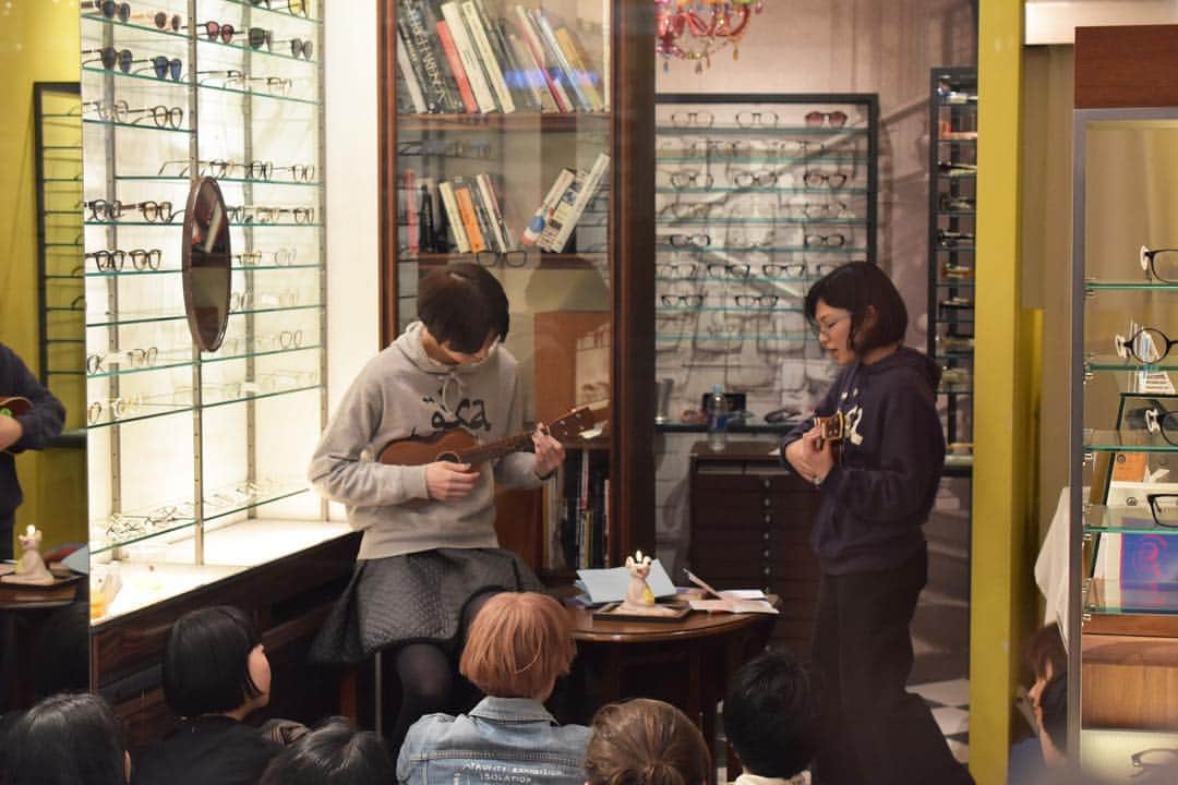 blincvaseさんのインスタグラム写真 - (blincvaseInstagram)「本日は定休日です。また明日よりご来店をお待ちしております。 . 昨日でOLGA-goosecandle- POP UP STOREは終了いたしました。 . 最終日は閉店後のブリンク外苑前に会場を移して『オルガのおはなし会』を開催しました。 . おはなし会の間はキャンドルに灯をともすので、終了後はBIG MOUSE🐀がこんな感じに。。 おはなしにあっという間に引き込まれ、不可思議な時間を過ごしました。 . 皆さまご来店ありがとうございました！ #olgagoosecandle #オルガのおはなし会 . . 📚🕯👁 オルガのおはなし会 日時 ：3/31(日)／開場 20:00／開始 20:30 料金：¥2,000(1DRINK・予約制) 演出：中嶋祥子 @tienicbcr 出演：中嶋祥子、菊池明明（ナイロン100℃） 会場 : ブリンク外苑前」4月1日 8時51分 - blincvase