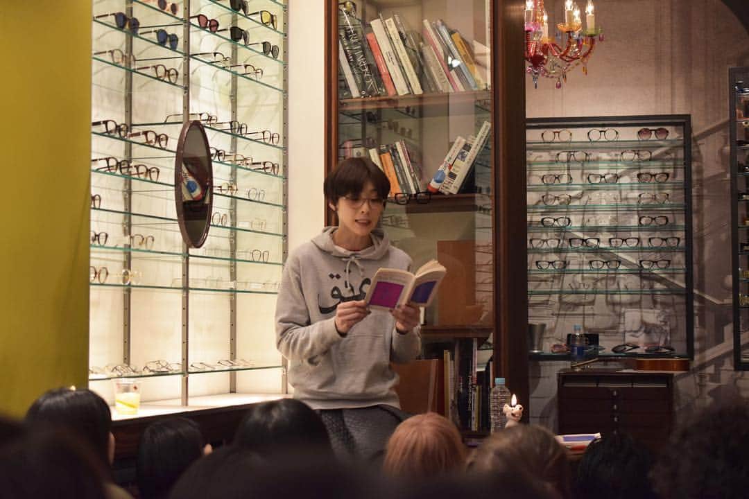 blincvaseさんのインスタグラム写真 - (blincvaseInstagram)「本日は定休日です。また明日よりご来店をお待ちしております。 . 昨日でOLGA-goosecandle- POP UP STOREは終了いたしました。 . 最終日は閉店後のブリンク外苑前に会場を移して『オルガのおはなし会』を開催しました。 . おはなし会の間はキャンドルに灯をともすので、終了後はBIG MOUSE🐀がこんな感じに。。 おはなしにあっという間に引き込まれ、不可思議な時間を過ごしました。 . 皆さまご来店ありがとうございました！ #olgagoosecandle #オルガのおはなし会 . . 📚🕯👁 オルガのおはなし会 日時 ：3/31(日)／開場 20:00／開始 20:30 料金：¥2,000(1DRINK・予約制) 演出：中嶋祥子 @tienicbcr 出演：中嶋祥子、菊池明明（ナイロン100℃） 会場 : ブリンク外苑前」4月1日 8時51分 - blincvase