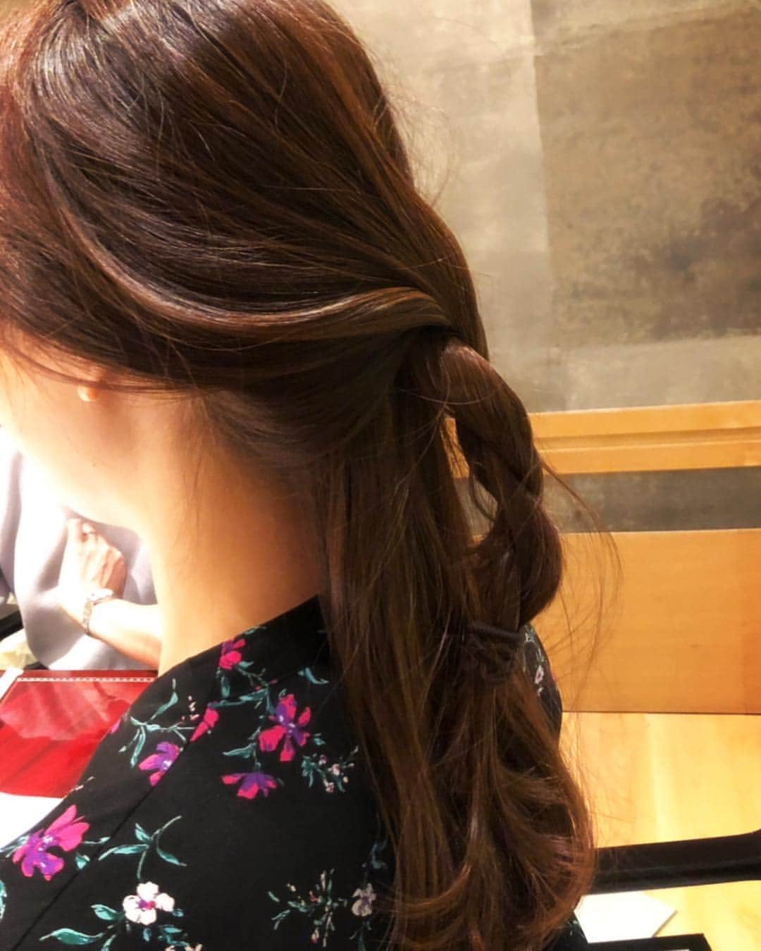安めぐみさんのインスタグラム写真 - (安めぐみInstagram)「先日、 娘の4歳のお友達が、私の髪を編み編みしてくれました✨ 会うたびに私の髪をアレンジしてくれて、毎回密かな楽しみです☺️ #編み編み#癒し」4月1日 8時53分 - yasu_megumi_official