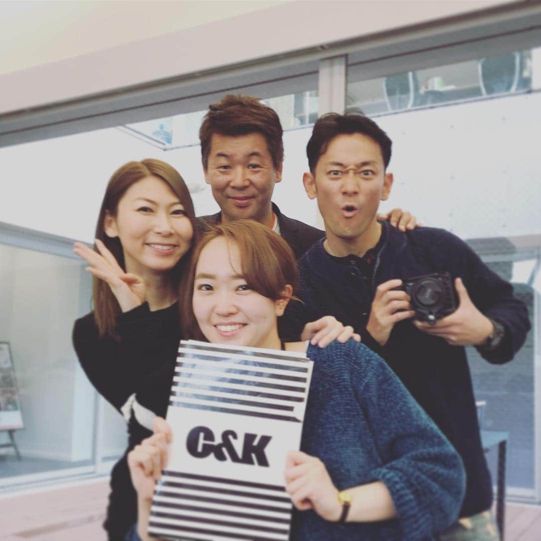 のインスタグラム：「様々な職種の働く精鋭たちを撮りたかったので、図々しさが突き抜けている谷原、、、いや山根は、会社に押し掛け、軽くリズムにノリませんか？と最終的にあそこまで笑 いつもありがとうございます。タイムキーパーさんがいてくれて良い瞬間がたくさん撮れました。 #candk #MV #精鋭 #総勢62名の精鋭達 #ディレクション #山根和馬 #思い出を振り返ろう #ヘッドバンキング #しーけーてぃーむ」
