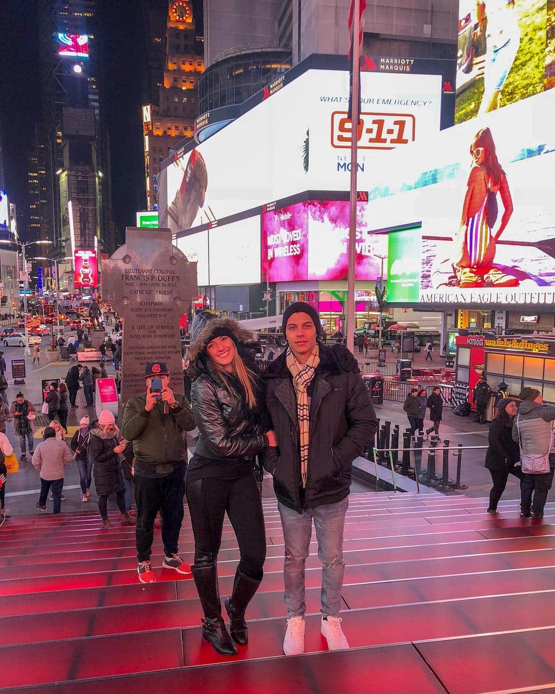 ナターリア・ガウジオのインスタグラム：「Missing my love and this place... 😍🌃🇺🇸👫💑❤️ #nyc #thecitythatneversleeps #mylove #partner #citylights #manhattan #timesquare #usa」