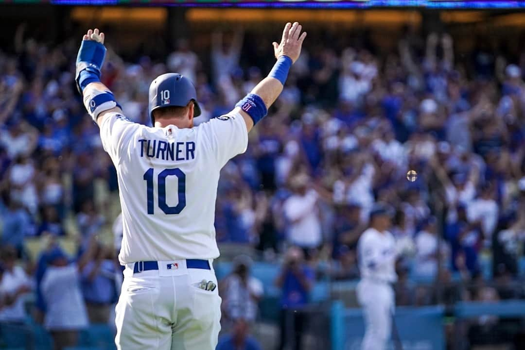 ジャスティン・ターナーさんのインスタグラム写真 - (ジャスティン・ターナーInstagram)「Raise your hand if you 💙 the @dodgers 🙌🏻」4月1日 9時07分 - redturn2