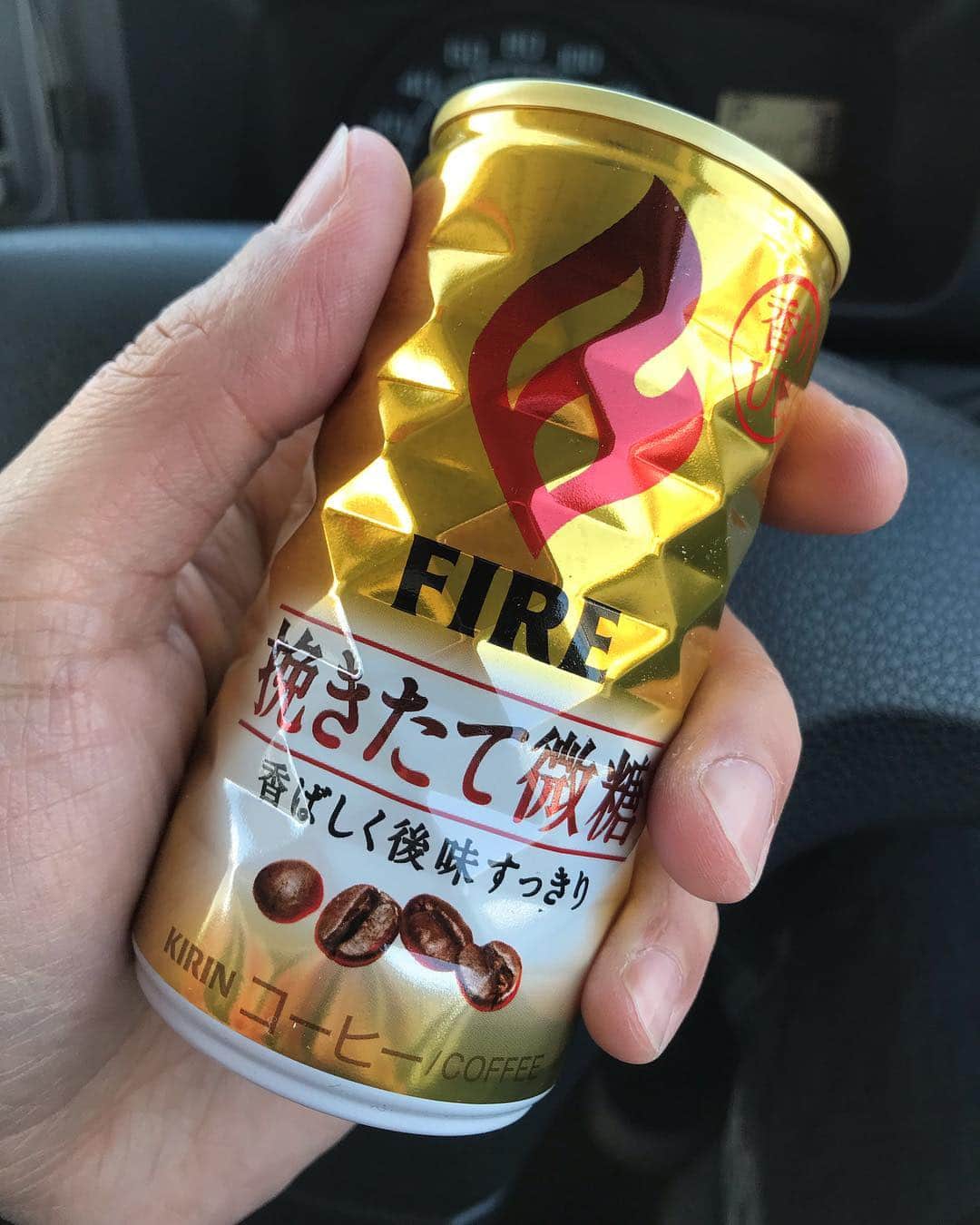 のインスタグラム：「皆様おはようございます☆ 巷では新元号の発表で話題が持ちきりですね♪  エイプリルフール、俺は嘘もつけずバカ正直に生きていくしかないんやろな、と思う今日この頃…(笑) 今週も頑張っていきましょ！！！！！ #靖乃 #モーニングコーヒー #コーヒーでほっと一息」