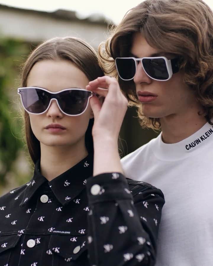 のインスタグラム：「Made in the shades 🕶 from sunnies to jeans, we've got you covered for all of your #Coachella needs. ⠀⠀⠀⠀⠀⠀⠀⠀ Tap to shop, or visit the link in bio for all of our #CKCOACHELLA inspired styles ✨」