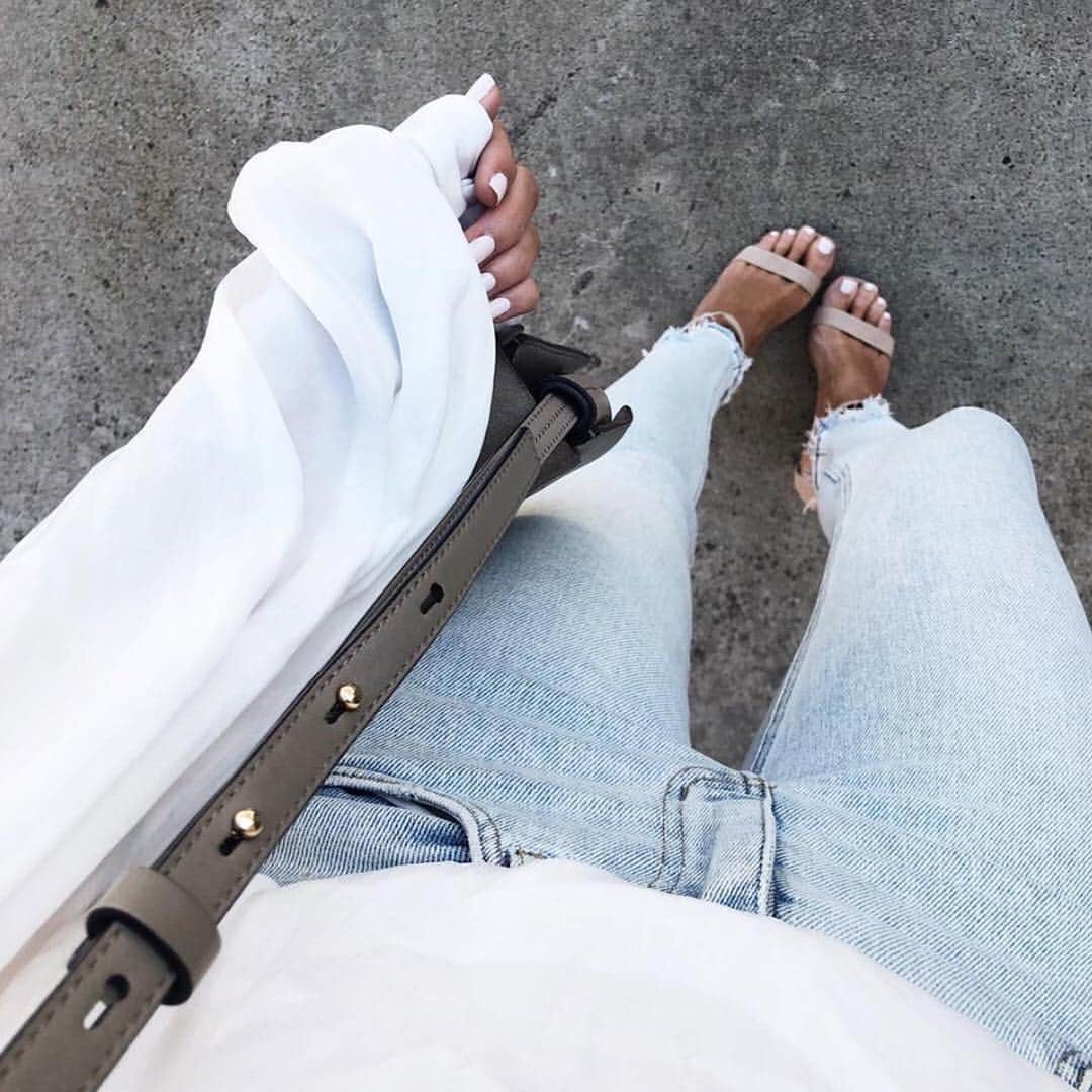 OPIさんのインスタグラム写真 - (OPIInstagram)「Sundays are scary, but Spring is here so that means you can step into Monday showing off your perfect mani pedi combo! What shade are you wearing this week? @stylinbyaylin ⁣⠀ #BeyondThePalePink #PinkNails #SundayScaries #Cute #NailsAddict #manipedi #Spring #Sandals」4月1日 9時11分 - opi