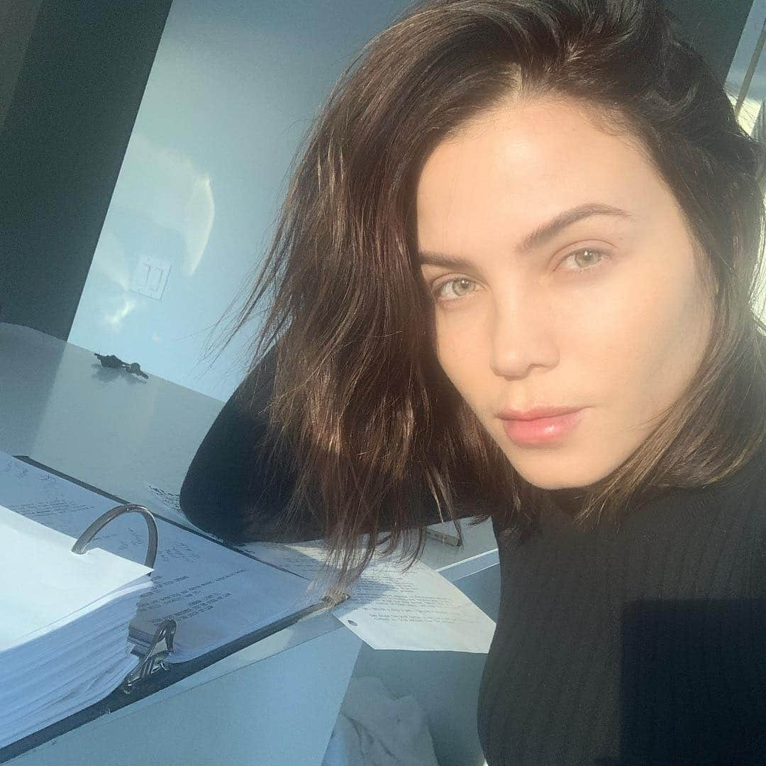 ジェナ・ディーワンさんのインスタグラム写真 - (ジェナ・ディーワンInstagram)「Study Sunday! And i caught that sunset light soooo🤷🏻‍♀️」4月1日 9時16分 - jennadewan