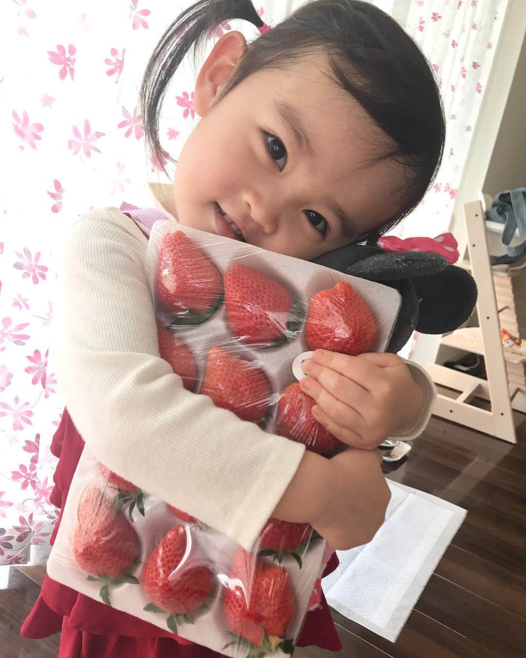のインスタグラム：「. . 凜が苺大好きなのをストーリーで見て わざわざ送ってきてくれたの🥺❤️ 群馬で有名な『やよいひめ』🍓 量にもビックリしたけど一粒が大きくて すっごい甘くて美味しいの💕 . . #苺 #苺大好き #苺大好き娘 #2歳3ヶ月 #やよいひめ #松井ファーム #群馬 #幸せ」