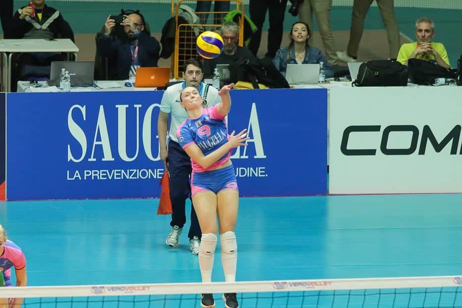 USA Volleyballさんのインスタグラム写真 - (USA VolleyballInstagram)「@rachaeladams and @michahancock sparked Saugella Team Monza to the @CEVolleyball Challenge Cup title to highlight a big week for the @USAVwnt members playing for their pro teams abroad. Full #usavwnt update on www.usavolleyball.org.」4月1日 9時25分 - usavolleyball