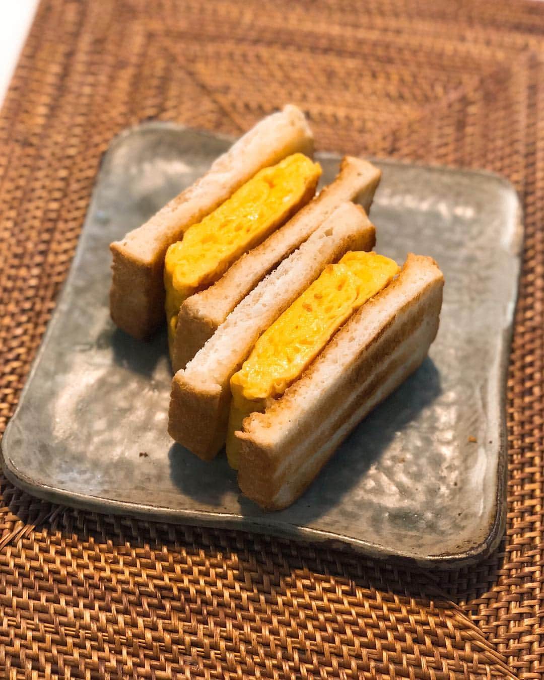 秋山具義さんのインスタグラム写真 - (秋山具義Instagram)「朝食で、厚焼き玉子サンド。﻿ 旨〜い！！！﻿ ﻿ #厚焼き玉子サンド #グギメシ」4月1日 9時26分 - gugitter