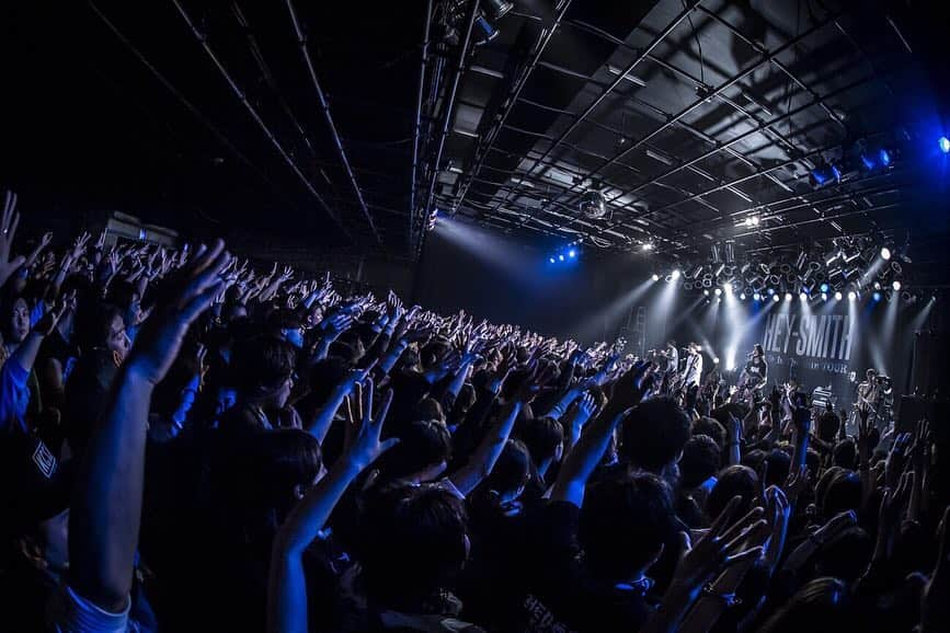 KEN IIKAWAさんのインスタグラム写真 - (KEN IIKAWAInstagram)「Life In The sun Tour Day36 新潟LOTS w/ Crossfaith . 久し振りの新潟LOTSは 灼熱でした🔥🔥🔥 . この2マンを目撃したお客さんは忘れられない夜になったんじゃないかい？？ . ありがとうCrossfaith ファイナルシリーズ仙台もよろしく🤘 . Photo by @hayachinphoto  #heysmith #crossfaith #trumpet #trumpeter #trumpetsolo #trumpetlife #trumpets #trumpetplayer #トランペット #ska #punk」4月1日 9時35分 - keniikawa