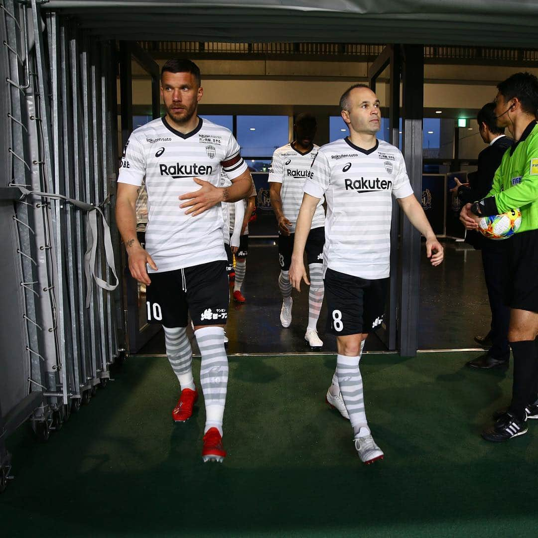 ヴィッセル神戸さんのインスタグラム写真 - (ヴィッセル神戸Instagram)「Keep going forward. 🏃🏻‍♂️💪🏼⚪️⚫️ . #vissel #visselkobe #ヴィッセル神戸 #ヴィッセル #WeAreKobe #一致団結 #Podolski #Iniesta #ポドルスキ #イニエスタ」4月1日 9時39分 - visselkobe