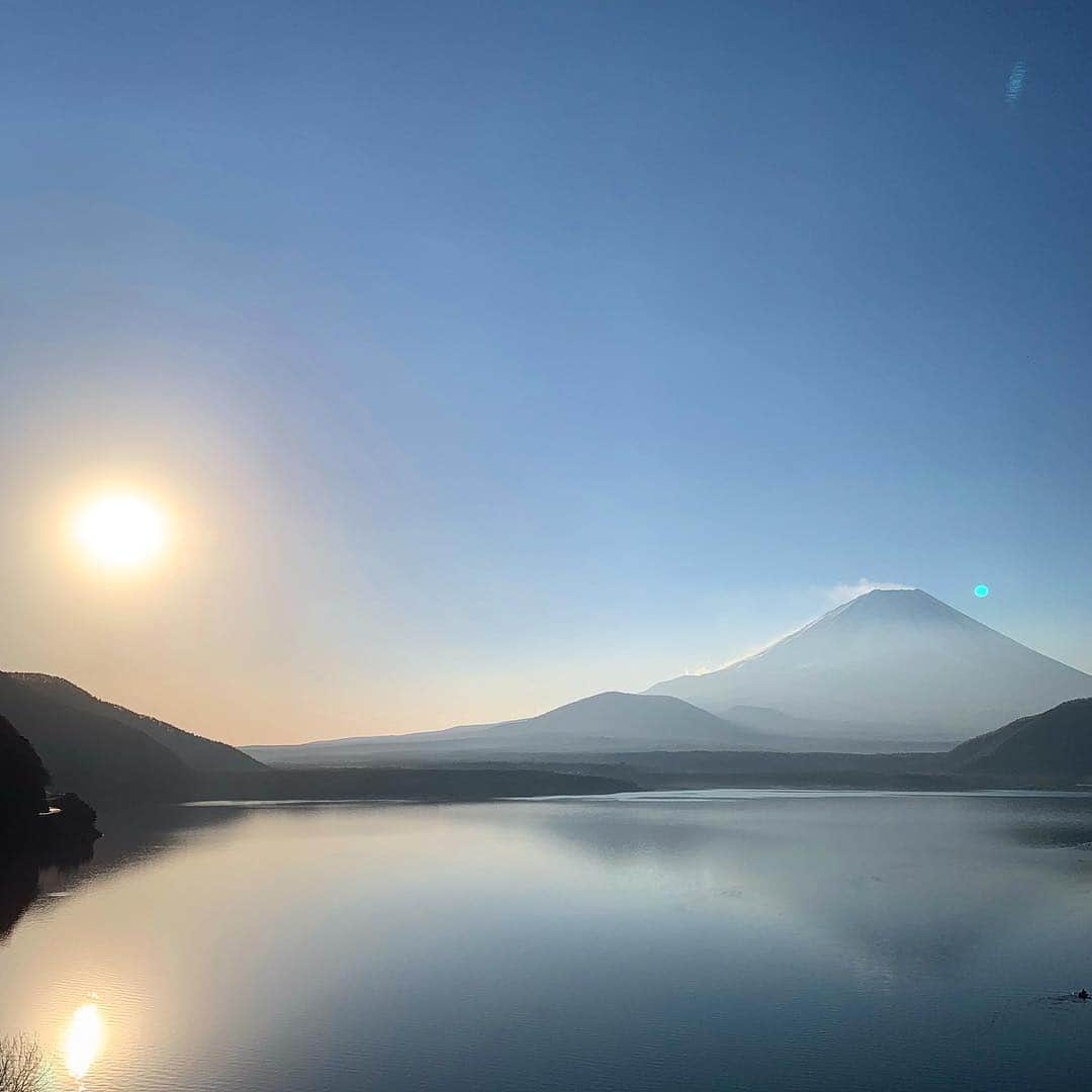 SHUHEI.Kさんのインスタグラム写真 - (SHUHEI.KInstagram)「本栖湖から望む、今朝の神々しい日の出。 新しい元号の発表、楽しみ！！ #MtFuji」4月1日 9時55分 - kamishu14