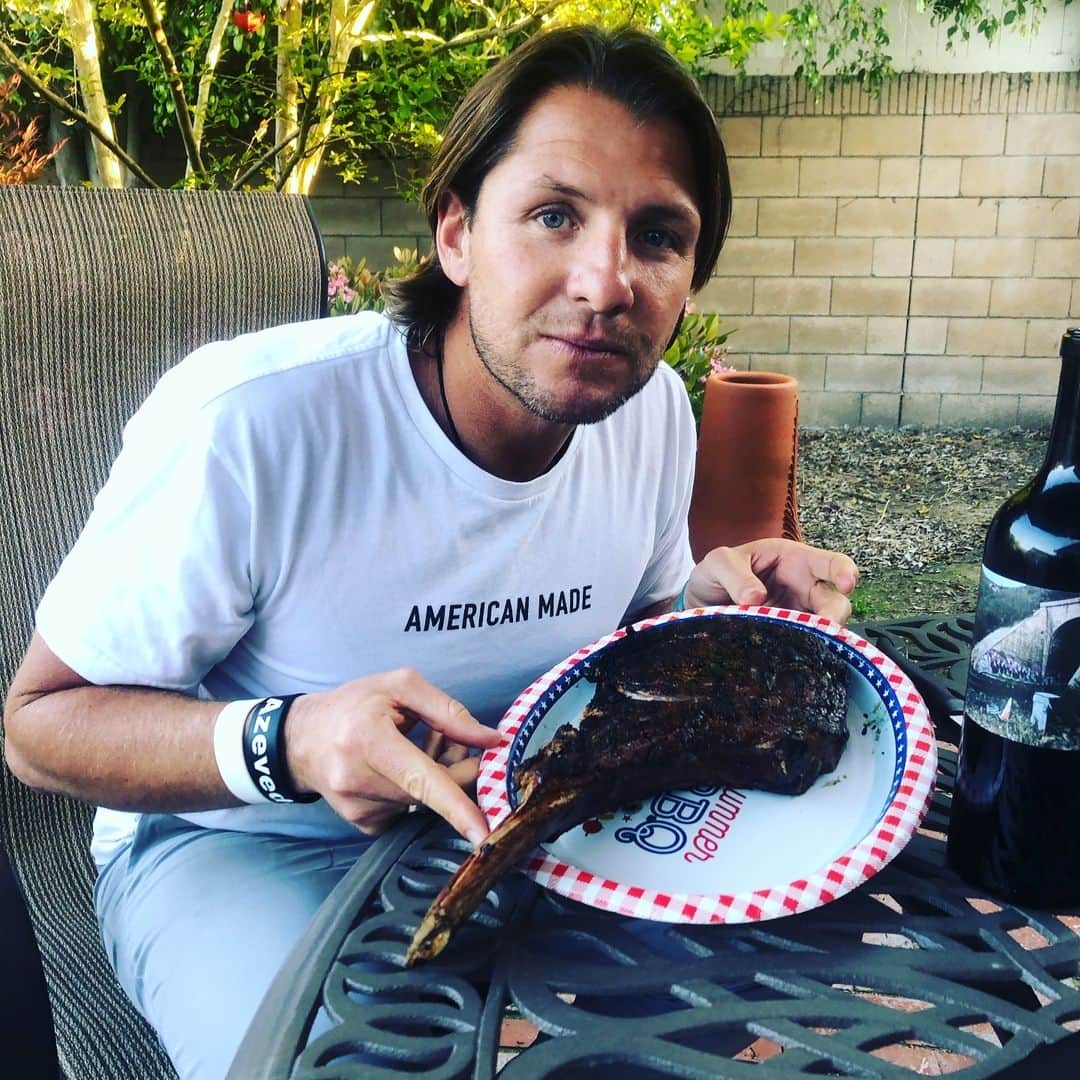 トニー・アゼベドのインスタグラム：「Always love dinner at my uncle Steve’s! #sunday #steak」