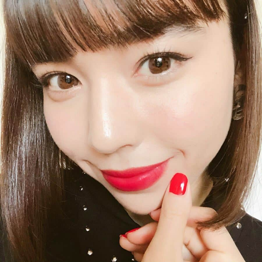 クレイトン愛さんのインスタグラム写真 - (クレイトン愛Instagram)「マットリップを綺麗に塗るテク💄❤️を、今日は２つ紹介するよ！😉 今回使うマットリップもすごく可愛いから必見です〜😌♡ ・ ① ✔︎マットリップを使う時も、塗る前にしっかりリップバームで保湿するのがおすすめ！(わたしはメイクを始めるときに保湿しておいて、最後に上からリップで仕上げるようにしてる😊💕) ✔︎リップスティックの場合は直塗りで縁どれるから、唇全体を囲うようにのせてね✍️💓 ✔︎綺麗に縁どりが出来てるから、中を塗りつぶすようにするだけで完成！🥰すごく簡単だよ〜💋 ・ ② ✔︎唇の中央に軽くのせる。 ✔︎指でポンポンと外側に広げていく☝️❤️ あえて全体をしっかり塗らないことで、マットなのに軽やかな印象になるの🌼これからの季節におすすめな塗り方(*^o^*) ・ 〜使ったアイテムはこちら💄💋〜 @lauramercier →リップバーム / ヴェロア エクストリーム マット リップスティック①フレッシュ ②ドミネイト ・ リップバームは保湿力がすごく高いのに、後から重ねる口紅に響かないくらい、着け心地が軽やか😌👌 マットリップスティックは、マットは乾燥するから苦手、、😭ってゆう人に是非おすすめしたいくらい、乾燥しないし、馴染みがすごく良い！✨密着度が高いから、色持ちするのもポイントだな〜🙏💕 ・ (あとあと、動画見てもらうと分かると思うんだけど、スティックの後ろにシャープナーが付いてるから、いつまでも繊細なラインが描けるよ🥺) ・ 以上、コスメレビュー&マットリップの塗り方の紹介でした♡ 参考になれば嬉しいな😊🌼 ・ ・ #あいメイク  #メイク #コスメ #ビューティー #ローラメルシエ #ヴェロアエクストリームマットリップスティック  #リップ #口紅 #LMチャンネル #PR」4月1日 10時04分 - clayton_ai