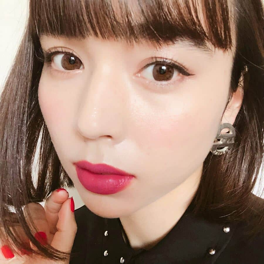 クレイトン愛さんのインスタグラム写真 - (クレイトン愛Instagram)「マットリップを綺麗に塗るテク💄❤️を、今日は２つ紹介するよ！😉 今回使うマットリップもすごく可愛いから必見です〜😌♡ ・ ① ✔︎マットリップを使う時も、塗る前にしっかりリップバームで保湿するのがおすすめ！(わたしはメイクを始めるときに保湿しておいて、最後に上からリップで仕上げるようにしてる😊💕) ✔︎リップスティックの場合は直塗りで縁どれるから、唇全体を囲うようにのせてね✍️💓 ✔︎綺麗に縁どりが出来てるから、中を塗りつぶすようにするだけで完成！🥰すごく簡単だよ〜💋 ・ ② ✔︎唇の中央に軽くのせる。 ✔︎指でポンポンと外側に広げていく☝️❤️ あえて全体をしっかり塗らないことで、マットなのに軽やかな印象になるの🌼これからの季節におすすめな塗り方(*^o^*) ・ 〜使ったアイテムはこちら💄💋〜 @lauramercier →リップバーム / ヴェロア エクストリーム マット リップスティック①フレッシュ ②ドミネイト ・ リップバームは保湿力がすごく高いのに、後から重ねる口紅に響かないくらい、着け心地が軽やか😌👌 マットリップスティックは、マットは乾燥するから苦手、、😭ってゆう人に是非おすすめしたいくらい、乾燥しないし、馴染みがすごく良い！✨密着度が高いから、色持ちするのもポイントだな〜🙏💕 ・ (あとあと、動画見てもらうと分かると思うんだけど、スティックの後ろにシャープナーが付いてるから、いつまでも繊細なラインが描けるよ🥺) ・ 以上、コスメレビュー&マットリップの塗り方の紹介でした♡ 参考になれば嬉しいな😊🌼 ・ ・ #あいメイク  #メイク #コスメ #ビューティー #ローラメルシエ #ヴェロアエクストリームマットリップスティック  #リップ #口紅 #LMチャンネル #PR」4月1日 10時04分 - clayton_ai