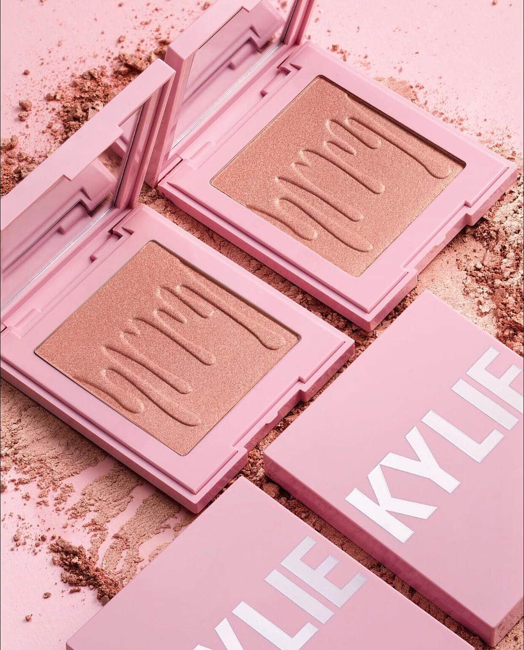 Kylie Cosmeticsさんのインスタグラム写真 - (Kylie CosmeticsInstagram)「Cotton Candy Cream #Kylighter 🍭✨ a soft peach illuminating powder, perfect for achieving that signature Kylie glow!」4月1日 9時57分 - kyliecosmetics