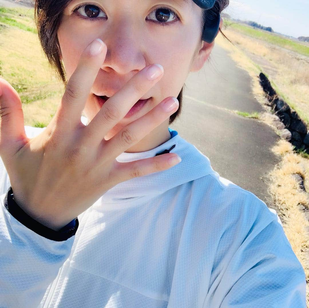 サトウヒロコさんのインスタグラム写真 - (サトウヒロコInstagram)「🏃‍♀️ 今日も5キロRUN！ 沢山お花が咲いていてついつい道草。 ・ #サトウヒロコ #ひとり遊び #ランニング女子 #シンガーソングライター #シンガーソングランナー #川沿いランニング #栃木 #日本 #japan #Instagram #beauty #beautyplus #ノーメイクでも安心 #おひとりさま女子 #花 #オオイヌノフグリ #タンポポ #菜の花 #桜」4月1日 9時59分 - satohiroko1208