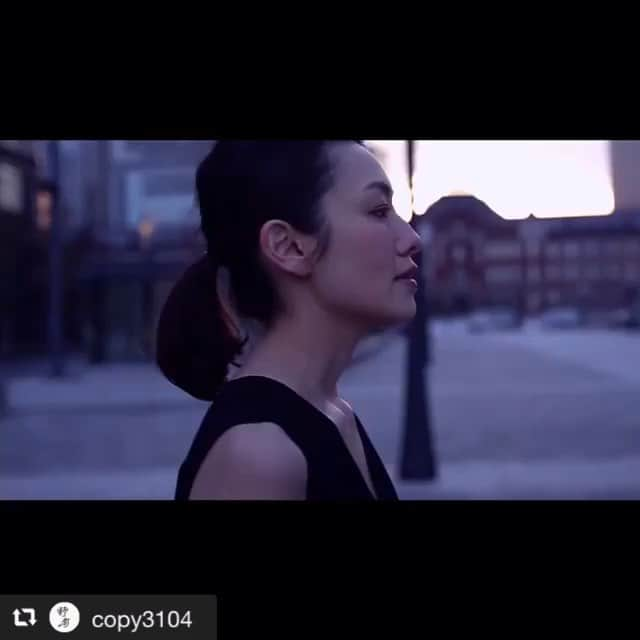 橋本真実のインスタグラム：「#repost @copy3104 via  本日、Negative Popにて、橋本真実さんとの作品「壊す女」を公開致しました。 「いつか動画の作品を作りたい」と思っていました。今動かなければ、「いつか」はずっと「いつか」のままだったと思います。 全ては撮影にご協力頂いたスタッフ皆さんのおかげです。本当にありがとうございます。  たくさんの方の思いの詰まった作品となっております。この先もずっと大切にしたい宝物がまた一つ増えました。  ご出演頂いた橋本真実さんが、映像に素敵な音楽を添えて下さいました。 是非ご覧下さいませ。  @negative_pop 「壊す女」 出演／音楽 : 橋本真実 @mamihashimoto_official  撮影 : 野﨑慧嗣 @copy3104  ヘアメイク : junco kobayashi @artz_jun.co  インタビュー : 村上隆保 @takaho.murakami  #NegativePop #ネガティブポップ #証明 #壊す女 #橋本真実 #MamiHashimoto #野﨑慧嗣 #juncokobayashi #村上隆保 #椅子」