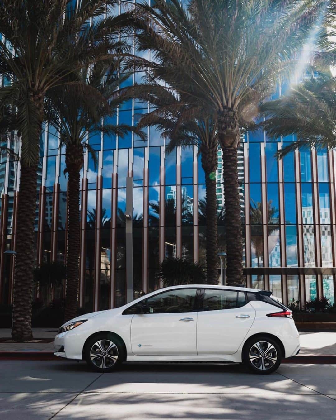のインスタグラム：「The #NissanLEAF e+ is giving off some serious album cover vibes. #NissanLEAF #SimplyAmazing」