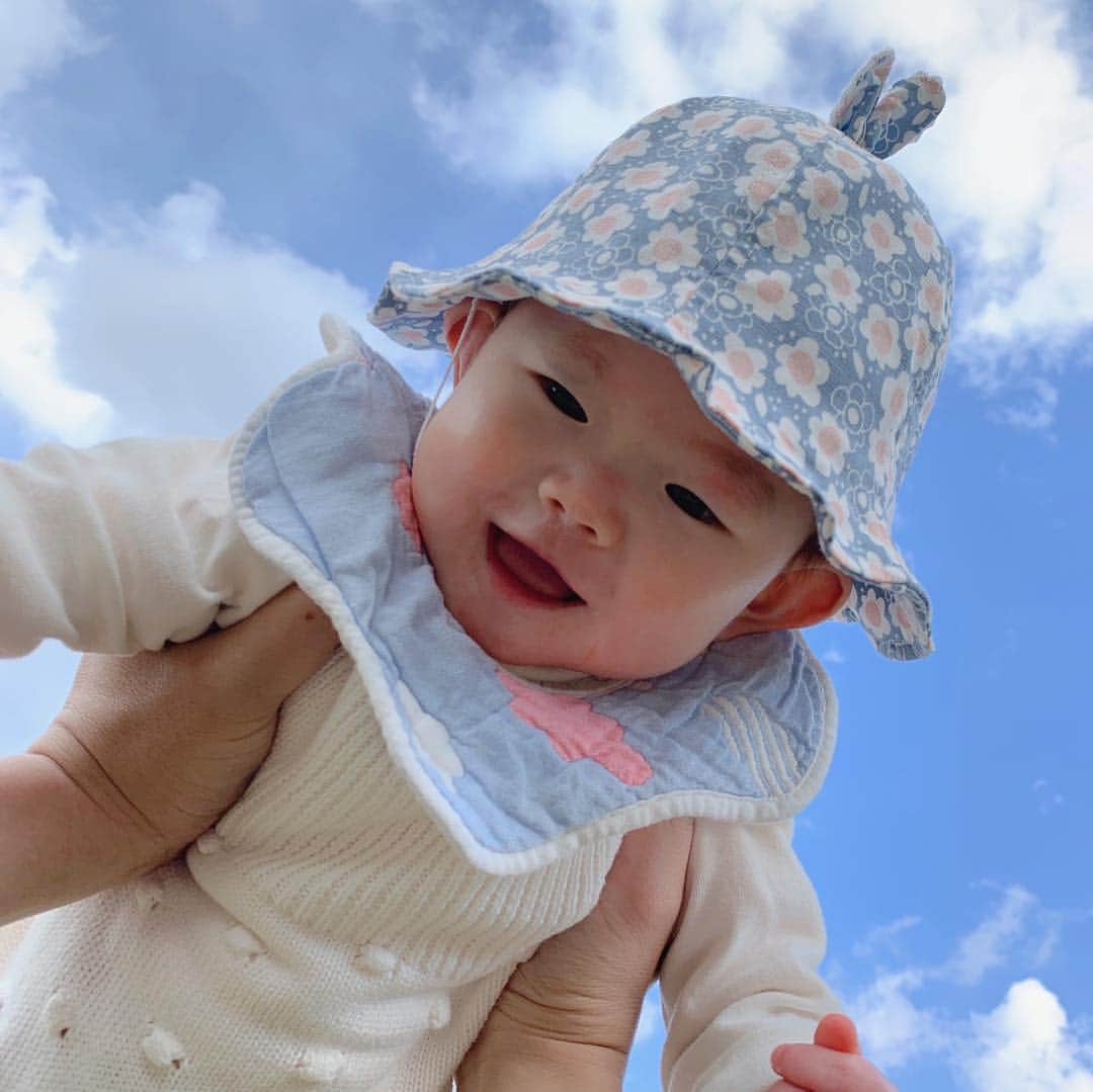 のインスタグラム：「#青空 の下高い高い❣️ ・ 楽しそう🤗✨ ・ #スタイ も青空柄。 帽子も空色でうまいこと馴染んだ😆 ・ ・ ・ #空 #sky #bluesky #7months #7ヶ月baby #女の子ママ #新米ママと繋がりたい #赤ちゃんのいる生活 #あかちゃんのいる暮らし #可愛い #cute #baby #女の子ベビー #youtuber #毎日バタバタだけど幸せな日々 #30代初ママ #育児  #赤ちゃんとチワワ #photooftheday」