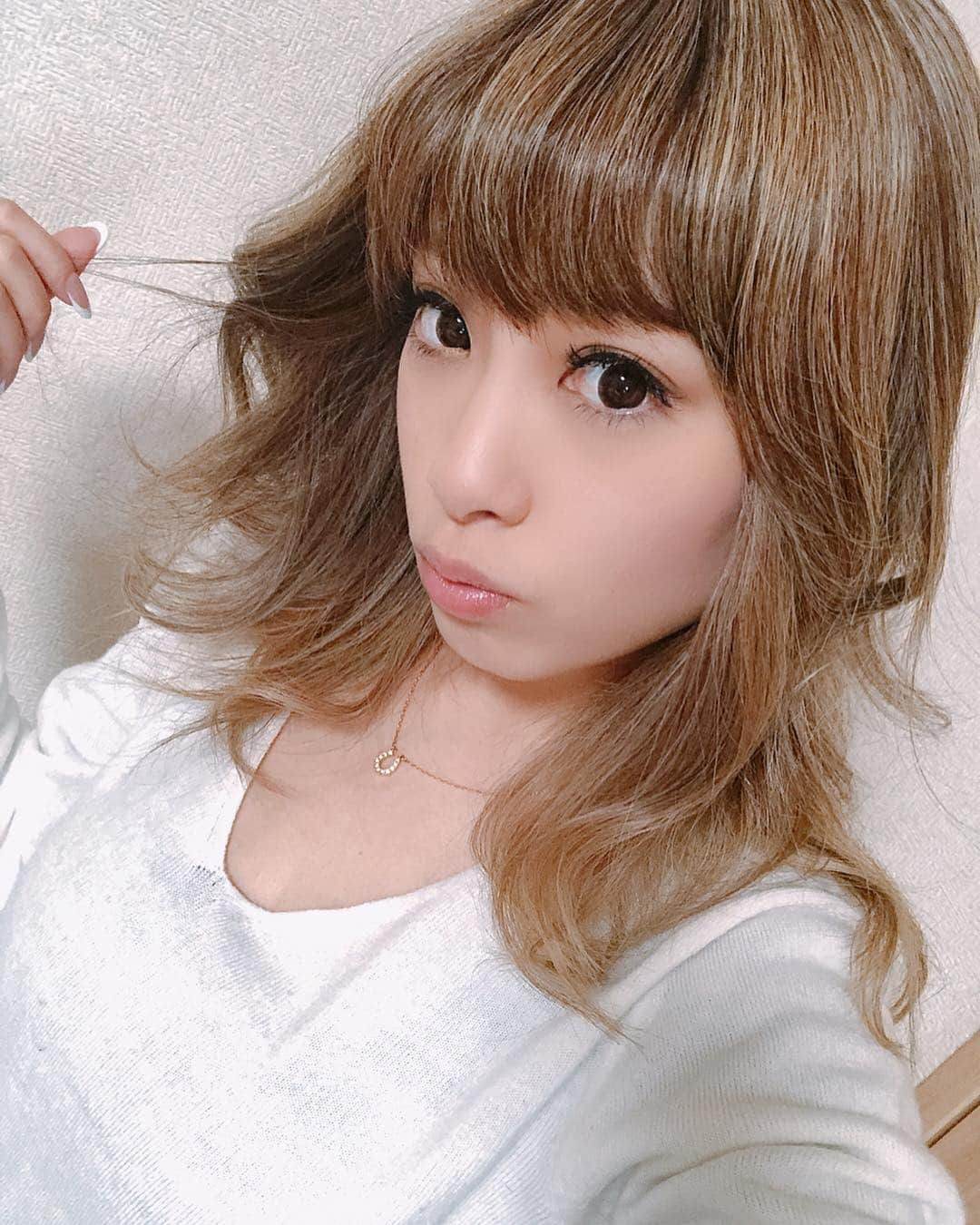 野田彩加さんのインスタグラム写真 - (野田彩加Instagram)「巻き髮♥️ #髪伸びてきたなぁ #ハイライト #haircolor #巻き髮 #hairstyle  #4月1日 #エイプリルフール #ストーリー #嘘ついてみた #🤪」4月1日 10時00分 - aya.205