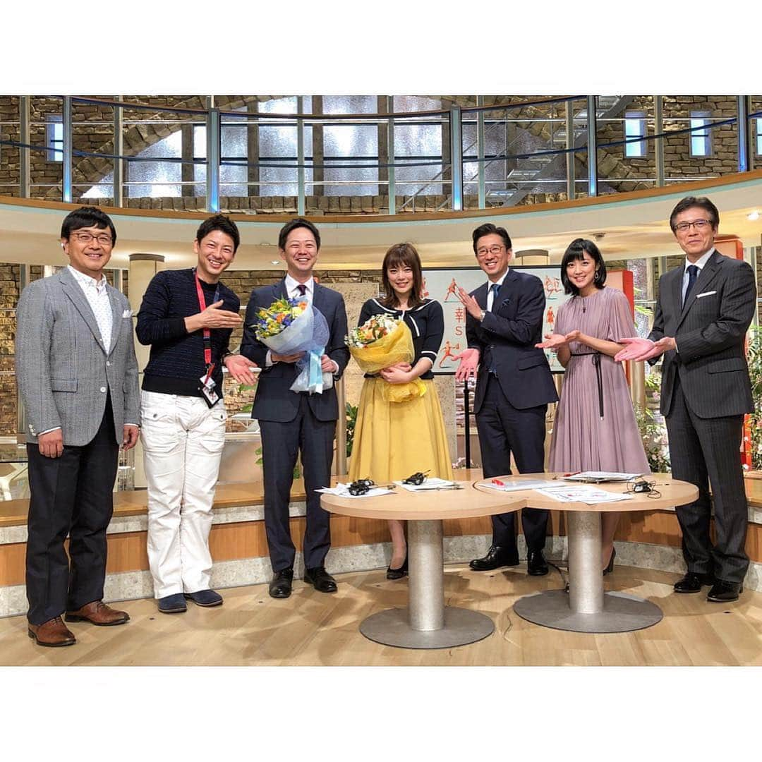 三谷紬さんのインスタグラム写真 - (三谷紬Instagram)「* 報道ステーションを卒業しました🌸 入社して初めてついた番組。 多くのことを学び、成長させてもらったかけがえのない場所です。 出演者の皆さんやスタッフは、 私にとって家族のような存在でした！ たまたま、姉のように慕っていたスタッフ（写真２枚目左）も卒業でした。 「番組はお互い変わるけど縁は切れないよ。」と言ってくださったことが本当に嬉しくて… 最終日は中継でお目にかかれなかった綾さんとも😢 ああ、本当に寂しいなぁ。と思いつつも、今日から新年度！😊 報ステで学んだことを生かして、これかもパワフルに頑張っていきます！💪 愛のあるAbema的ニュースショーのスタッフが 最終日を密着してくれました。 Abema的ニュースショーもやべっちF.C.も素敵なスタッフばかり。 恵まれた環境でありがたい限りです！ 改めて。 報道ステーションをご覧いただき本当にありがとうございました！ これからもどうぞよろしくお願い致します🧸  衣装 １枚目: 上下•Swingle ２枚目:ワンピース•NOLLEY'S * #報道ステーション#卒業#気象情報#喜田勝 気象予報士#富川悠太 アナウンサー#小木逸平 アナウンサー#平石直之 アナウンサー#竹内由恵 アナウンサー#野村修也 さん#寺川綾 さん#家族#報ステ#居場所#新年度#頑張る#テレビ朝日#アナウンサー#三谷紬」4月1日 10時02分 - mitani_tsumugi