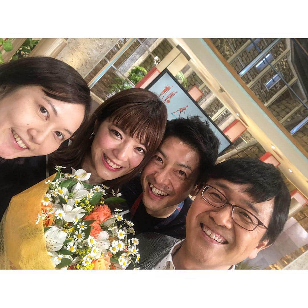 三谷紬さんのインスタグラム写真 - (三谷紬Instagram)「* 報道ステーションを卒業しました🌸 入社して初めてついた番組。 多くのことを学び、成長させてもらったかけがえのない場所です。 出演者の皆さんやスタッフは、 私にとって家族のような存在でした！ たまたま、姉のように慕っていたスタッフ（写真２枚目左）も卒業でした。 「番組はお互い変わるけど縁は切れないよ。」と言ってくださったことが本当に嬉しくて… 最終日は中継でお目にかかれなかった綾さんとも😢 ああ、本当に寂しいなぁ。と思いつつも、今日から新年度！😊 報ステで学んだことを生かして、これかもパワフルに頑張っていきます！💪 愛のあるAbema的ニュースショーのスタッフが 最終日を密着してくれました。 Abema的ニュースショーもやべっちF.C.も素敵なスタッフばかり。 恵まれた環境でありがたい限りです！ 改めて。 報道ステーションをご覧いただき本当にありがとうございました！ これからもどうぞよろしくお願い致します🧸  衣装 １枚目: 上下•Swingle ２枚目:ワンピース•NOLLEY'S * #報道ステーション#卒業#気象情報#喜田勝 気象予報士#富川悠太 アナウンサー#小木逸平 アナウンサー#平石直之 アナウンサー#竹内由恵 アナウンサー#野村修也 さん#寺川綾 さん#家族#報ステ#居場所#新年度#頑張る#テレビ朝日#アナウンサー#三谷紬」4月1日 10時02分 - mitani_tsumugi