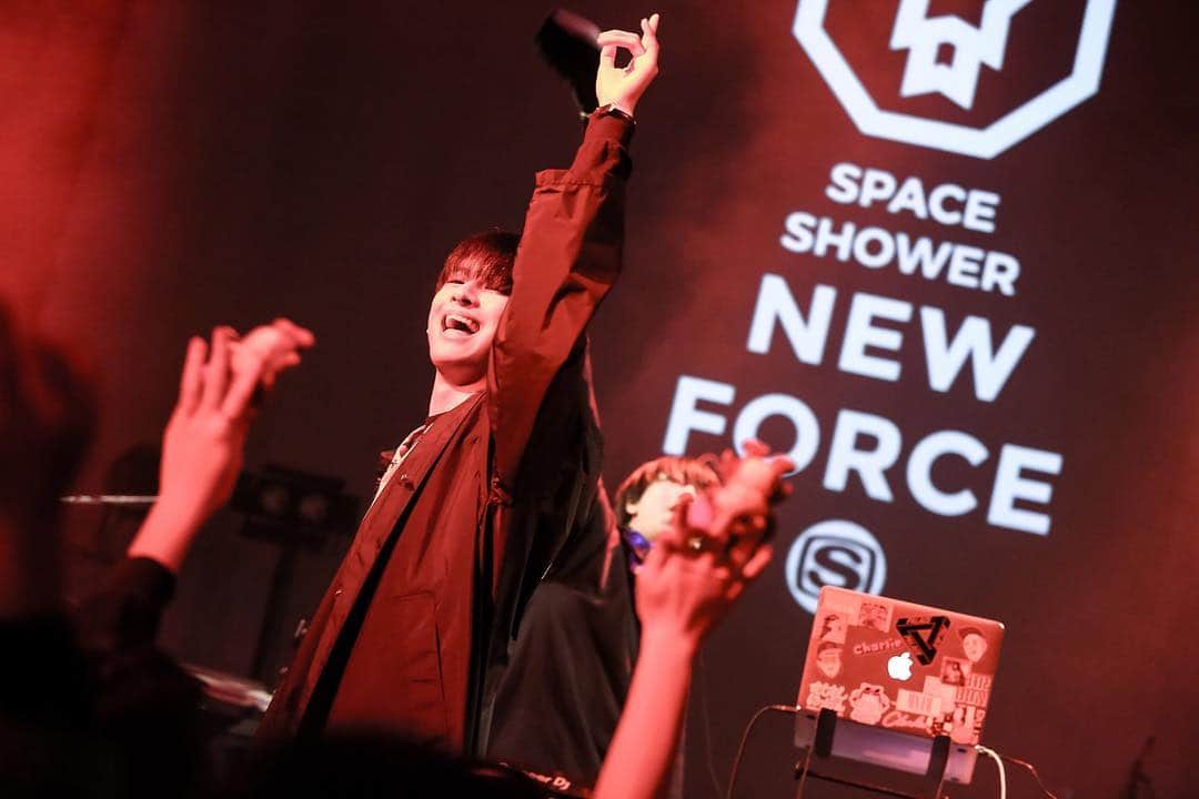 SPACE SHOWER TVさんのインスタグラム写真 - (SPACE SHOWER TVInstagram)「【LIVE REPORT🎸】﻿さなり﻿ SPACE SHOWER NEW FORCE 2016→2019﻿ ＠ Shibuya WWW﻿ ﻿ トップバッターは、小学校低学年でYouTube、ヒップホップに出会った若干16歳のラップアーティスト・さなり。今年の「NEW FORCE 2019」にただ一人先行して選出された新星だ。DJエディと共にステージに入場するや否や、会場には黄色い歓声が響く。SKY-HIプロデュース「悪戯」で、緩急あるスリリングなフロウを叩き込む。「悪かったのでこここからは優しく」という予告から、「Dream」「Pasque」という淡くポップなラップを展開。ラストは「君の知らないところに行きたい」といった真っ直ぐでドリーミーなラブソング「Prince」を届けた。﻿ ﻿ - setlist -﻿ M1.いつも通り﻿ M2.悪戯﻿ M3.キングダム﻿ M4.Dream﻿ M5.Pasque﻿ M6.Prince﻿ ﻿ (Photo by @sai_cho_823 ／Text by渡辺彰浩)﻿ ﻿ 『SPACE SHOWER NEW FORCE』とは✍🏻﻿ ▶︎スペースシャワーTVが今後応援していきたいフレッシュなアーティストと、若い音楽ファンをつなげる特別な年間企画！﻿ ﻿ #さなり #スペシャ #SSTV_NEWFORCE﻿」4月1日 15時36分 - spaceshower