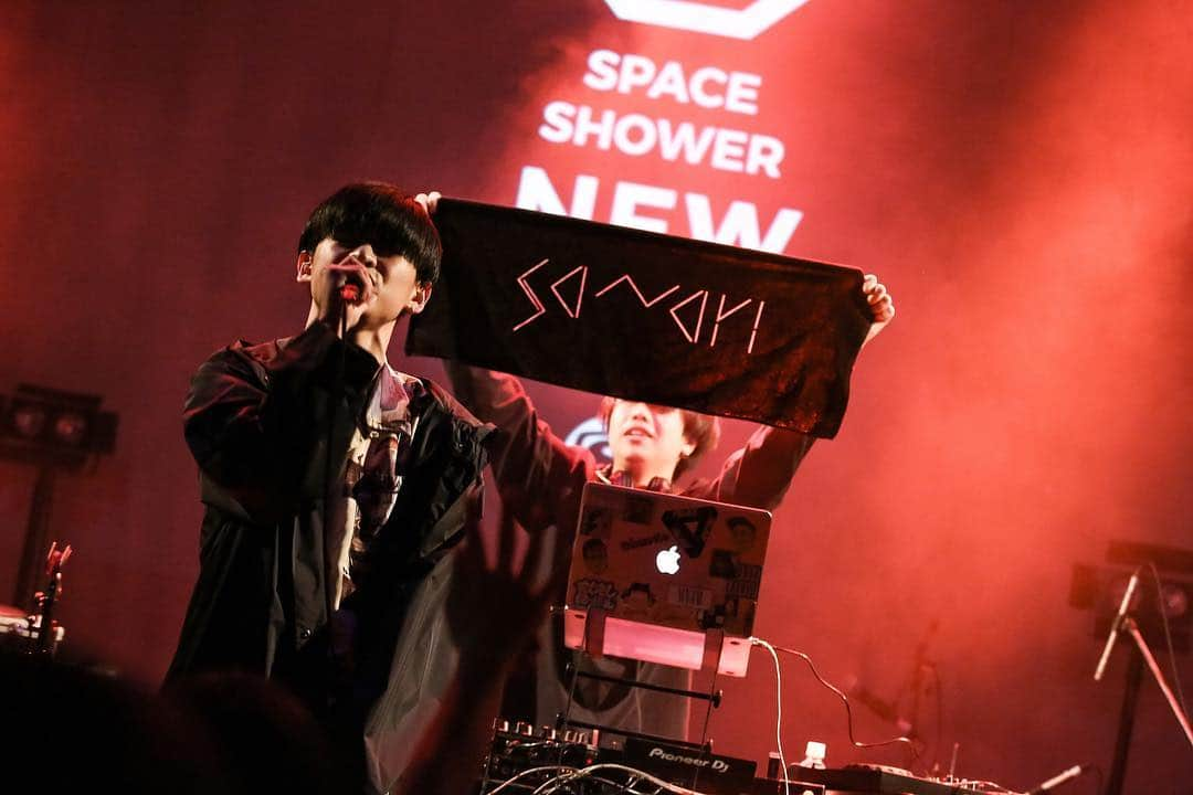 SPACE SHOWER TVさんのインスタグラム写真 - (SPACE SHOWER TVInstagram)「【LIVE REPORT🎸】﻿さなり﻿ SPACE SHOWER NEW FORCE 2016→2019﻿ ＠ Shibuya WWW﻿ ﻿ トップバッターは、小学校低学年でYouTube、ヒップホップに出会った若干16歳のラップアーティスト・さなり。今年の「NEW FORCE 2019」にただ一人先行して選出された新星だ。DJエディと共にステージに入場するや否や、会場には黄色い歓声が響く。SKY-HIプロデュース「悪戯」で、緩急あるスリリングなフロウを叩き込む。「悪かったのでこここからは優しく」という予告から、「Dream」「Pasque」という淡くポップなラップを展開。ラストは「君の知らないところに行きたい」といった真っ直ぐでドリーミーなラブソング「Prince」を届けた。﻿ ﻿ - setlist -﻿ M1.いつも通り﻿ M2.悪戯﻿ M3.キングダム﻿ M4.Dream﻿ M5.Pasque﻿ M6.Prince﻿ ﻿ (Photo by @sai_cho_823 ／Text by渡辺彰浩)﻿ ﻿ 『SPACE SHOWER NEW FORCE』とは✍🏻﻿ ▶︎スペースシャワーTVが今後応援していきたいフレッシュなアーティストと、若い音楽ファンをつなげる特別な年間企画！﻿ ﻿ #さなり #スペシャ #SSTV_NEWFORCE﻿」4月1日 15時36分 - spaceshower