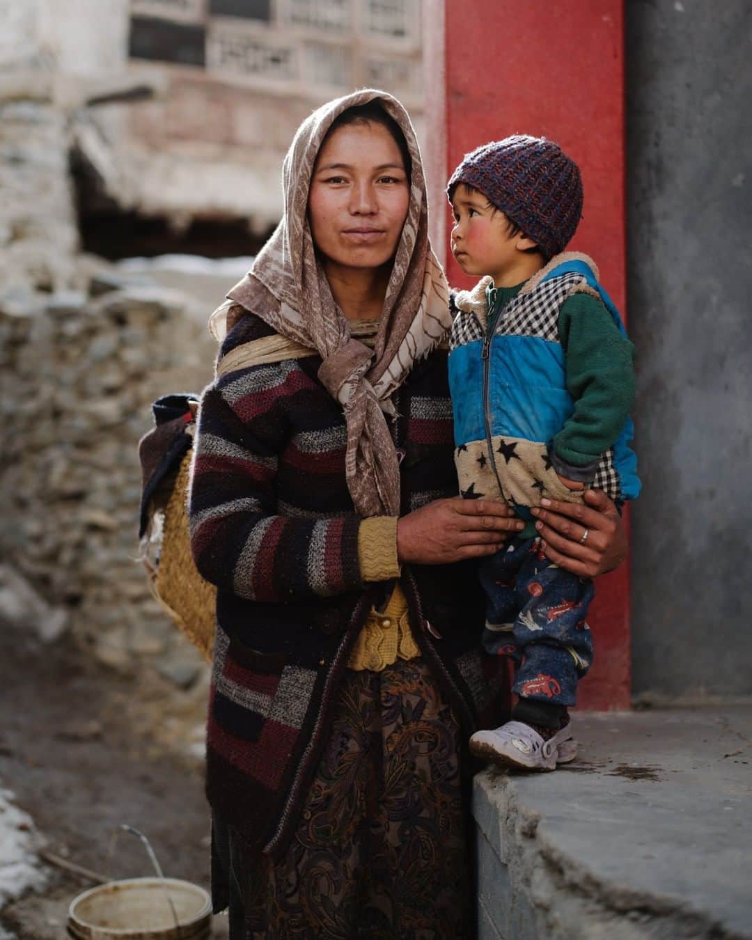 のインスタグラム：「Photo by @ciriljazbec | I'm on a @natgeo assignment in Ladakh. Mother Tsewang with her two-year-old son, Tsetan, are portrayed in the village of Takmachik. Known as the first eco-village of Ladakh, Takmachik is known for its authentic Ladakhi food and traditional culture. Follow @ciriljazbec and see how I explore Ladakh. #Ladakh #India #Himalaya」