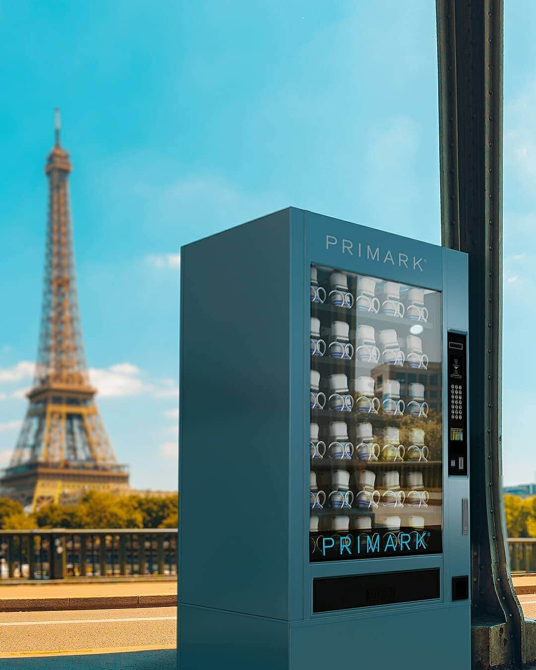 プリマークさんのインスタグラム写真 - (プリマークInstagram)「Have you spotted something bold and blue in your capital city yet? We can officially reveal our latest innovation; the Primark sock vending machine, providing you with the essentials when you need them most 🙌 #IOnlyCameInForSocks」4月1日 15時34分 - primark