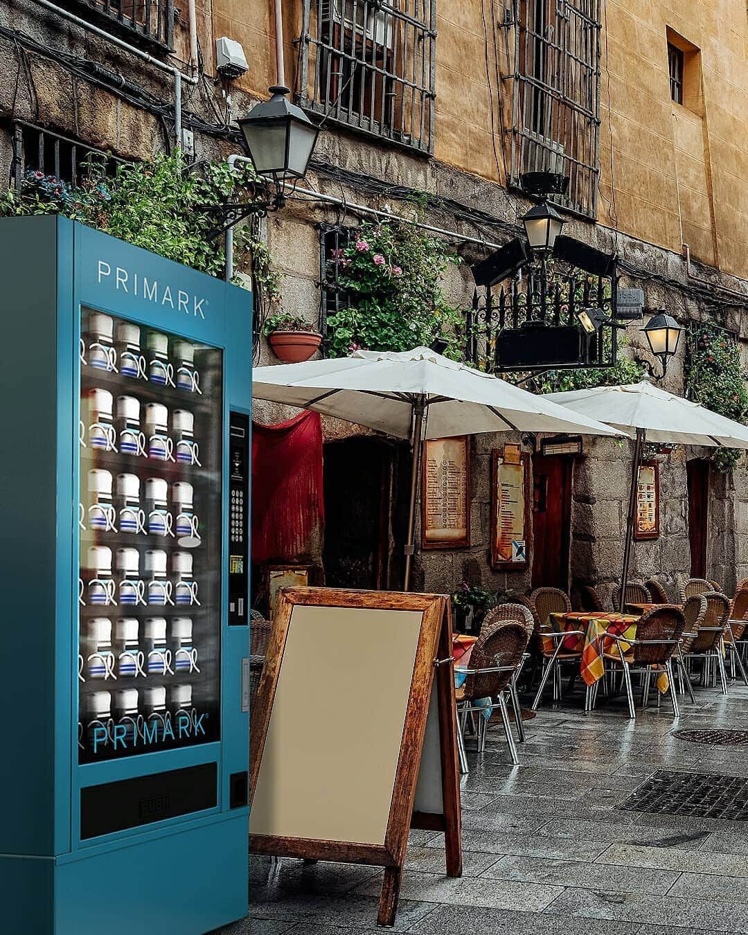 プリマークさんのインスタグラム写真 - (プリマークInstagram)「Have you spotted something bold and blue in your capital city yet? We can officially reveal our latest innovation; the Primark sock vending machine, providing you with the essentials when you need them most 🙌 #IOnlyCameInForSocks」4月1日 15時34分 - primark