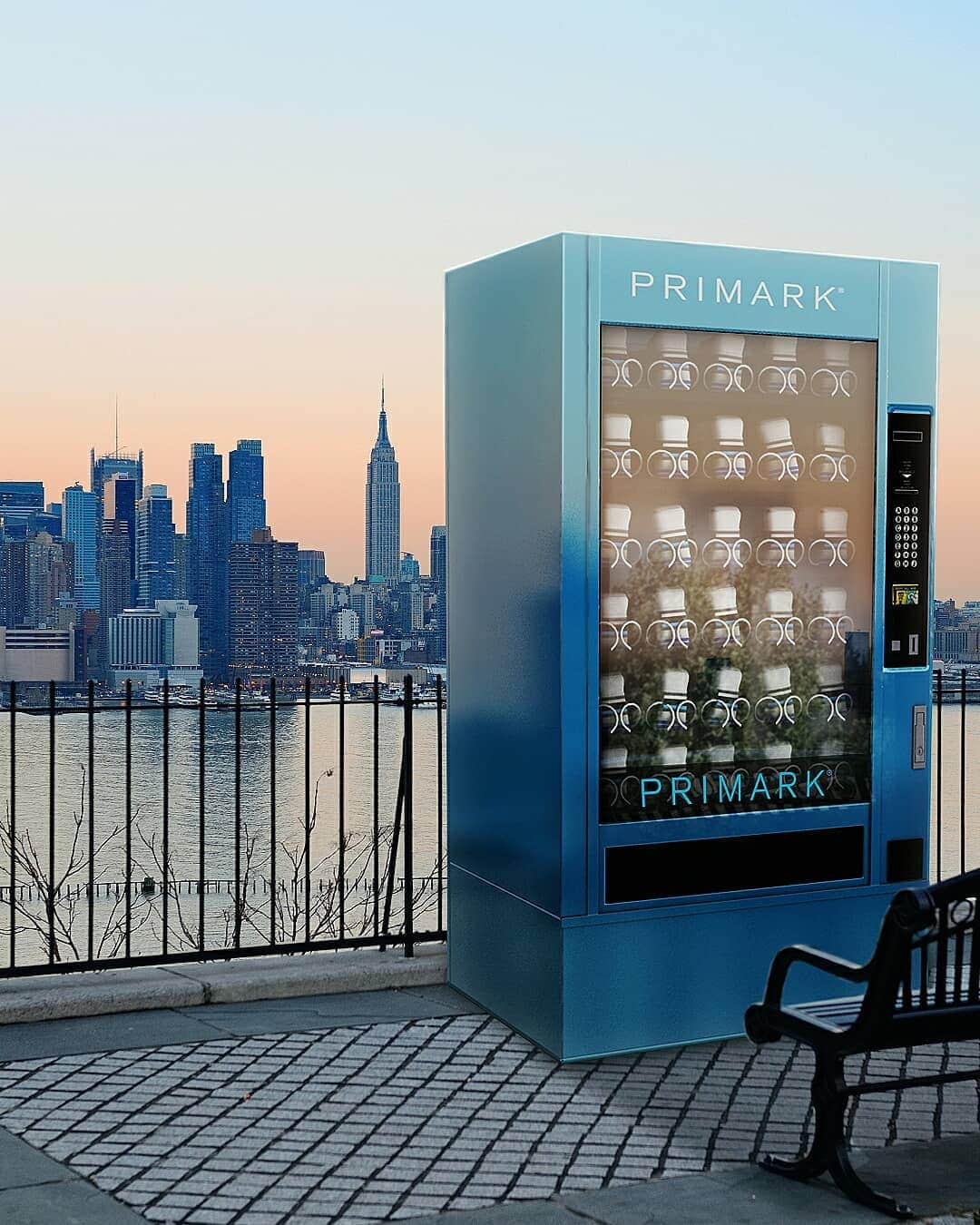 プリマークさんのインスタグラム写真 - (プリマークInstagram)「Have you spotted something bold and blue in your capital city yet? We can officially reveal our latest innovation; the Primark sock vending machine, providing you with the essentials when you need them most 🙌 #IOnlyCameInForSocks」4月1日 15時34分 - primark