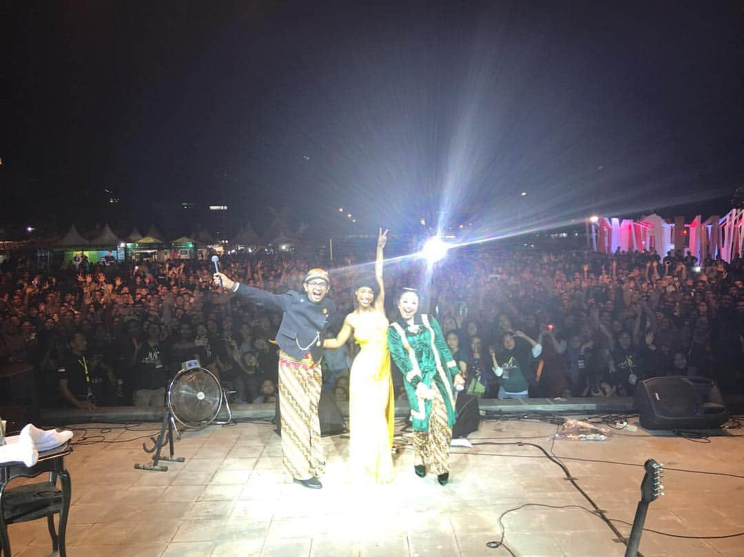 リアン・ラ・ハヴァスさんのインスタグラム写真 - (リアン・ラ・ハヴァスInstagram)「My first ever show in Indonesia! Thank you @mangkunegaranjazzfestival !!! What an unforgettable experience filled with beautiful happy singing people!! And to be treated like royalty by the ACTUAL royal family of Surakarta was such an honour. I feel totally blessed and will remember this time forever. Love you always #Indonesia 💛」4月1日 10時14分 - liannelahavas